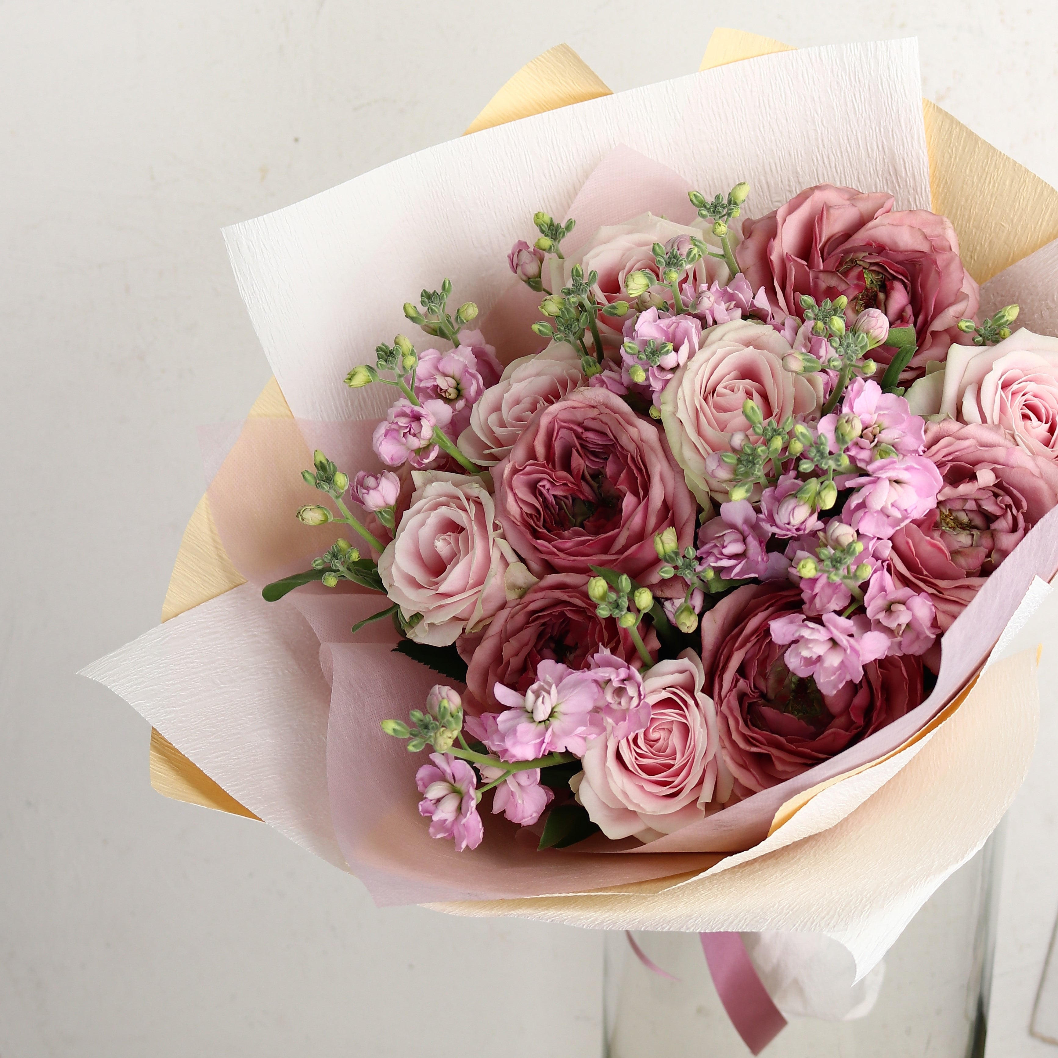 バラの花束「誓いの花束 巨大輪12本のピンクのバラアンティーク調ブーケ」レッド系 ギフト プレゼント プロポーズ 2Lサイズ