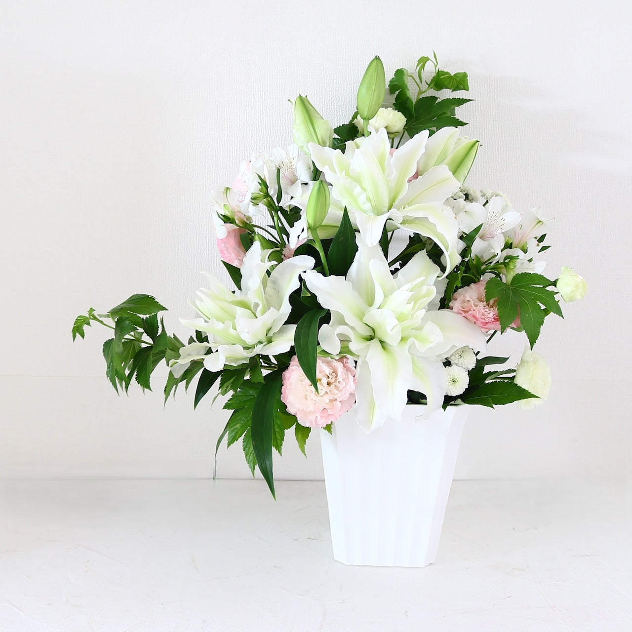 御供花 アレンジメント「白いユリと白桃色のお供え花」Lサイズ ユリ トルコギキョウ ホワイト グリーン ライトピンク 10000円(税別)