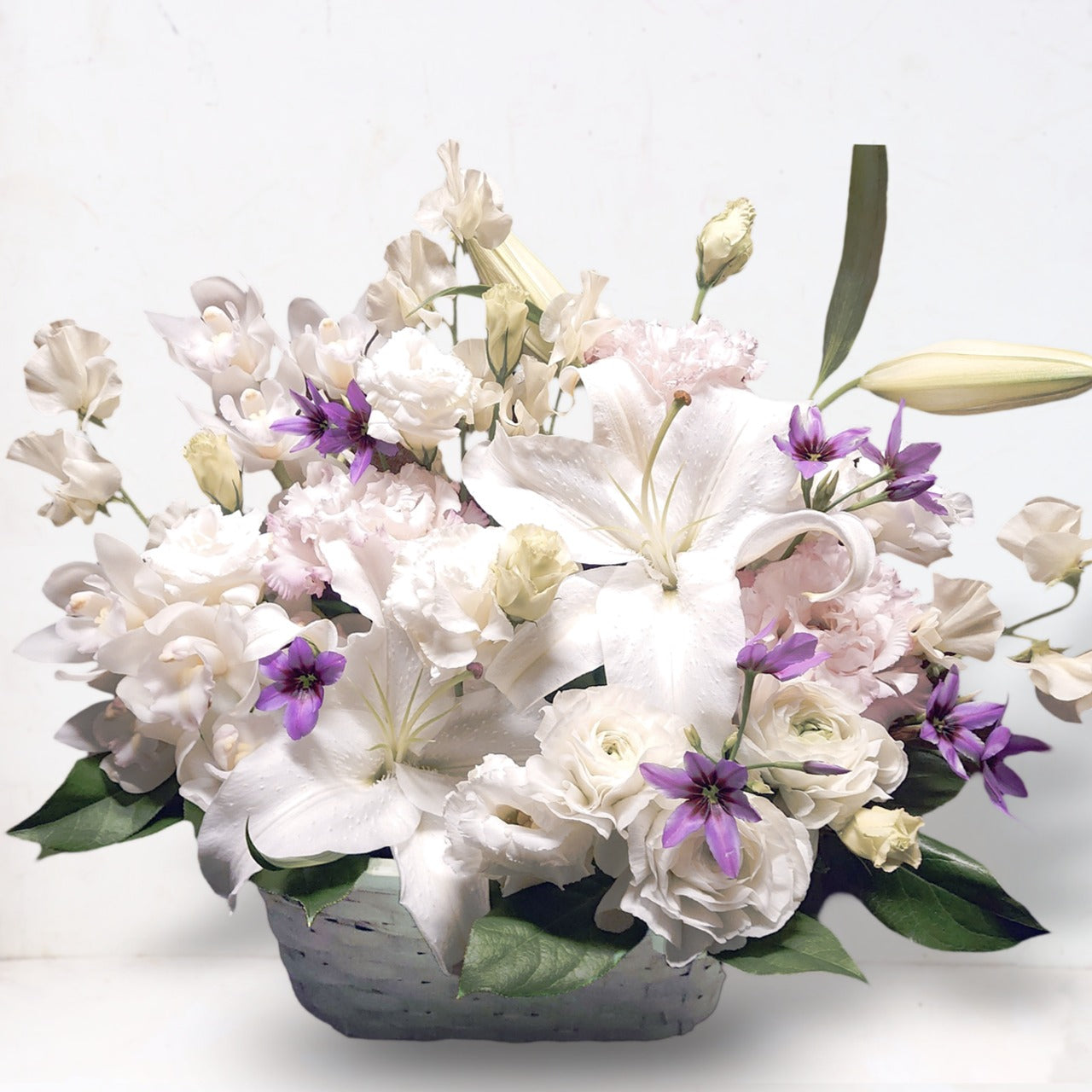 御供花 アレンジメント「白いユリとシンビジウムの白紫のお供え花」Lサイズ ユリ シンビジウム ホワイト パープル 15000円(税別)