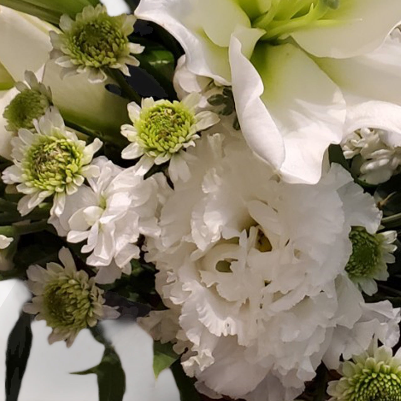 御供花 アレンジメント「白いユリとトルコギキョウの白緑のお供え花」Lサイズ ユリ トルコギキョウ ホワイト グリーン 11000円(税別)