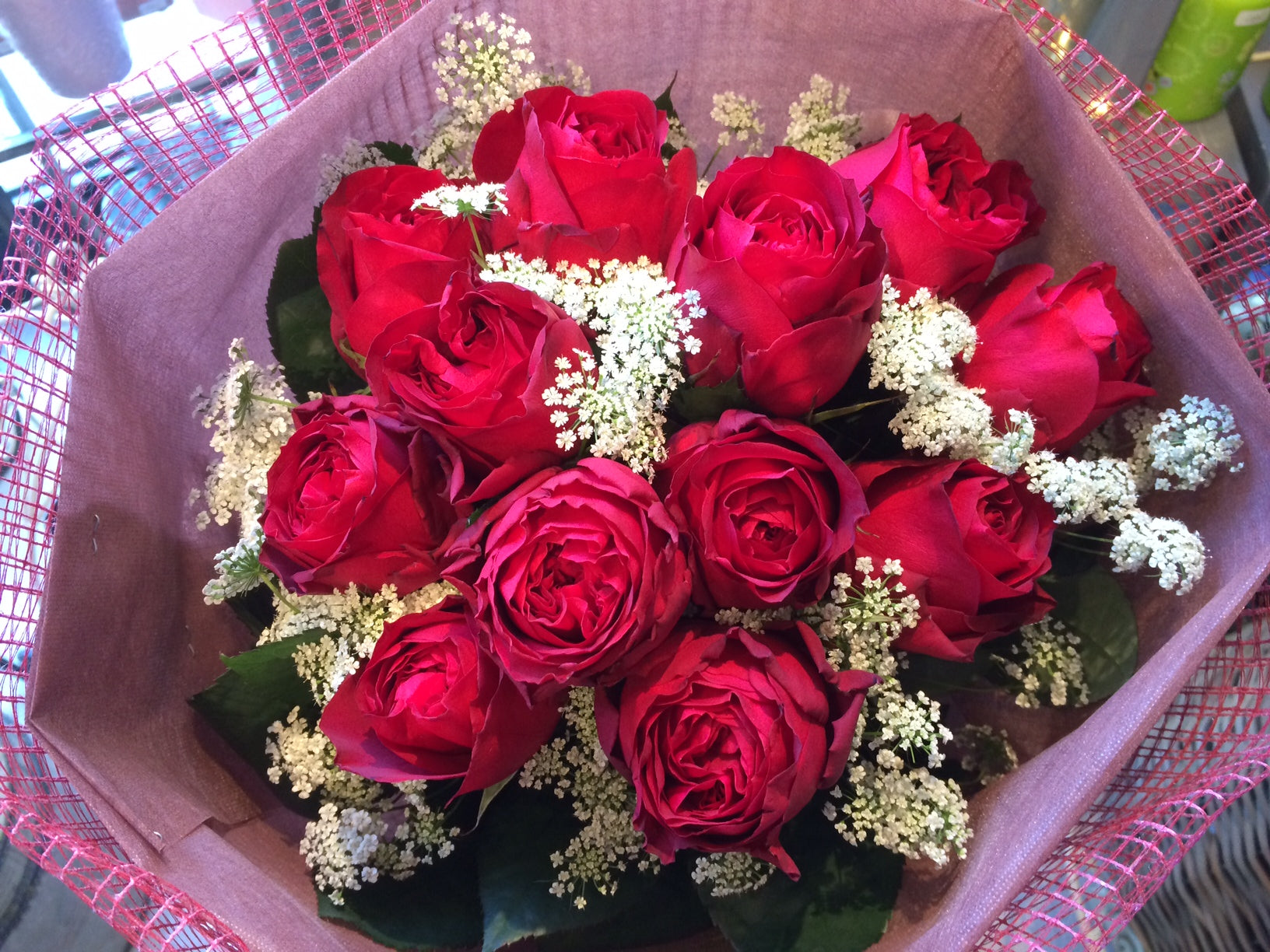 赤いバラと白い小花の誓いの花束