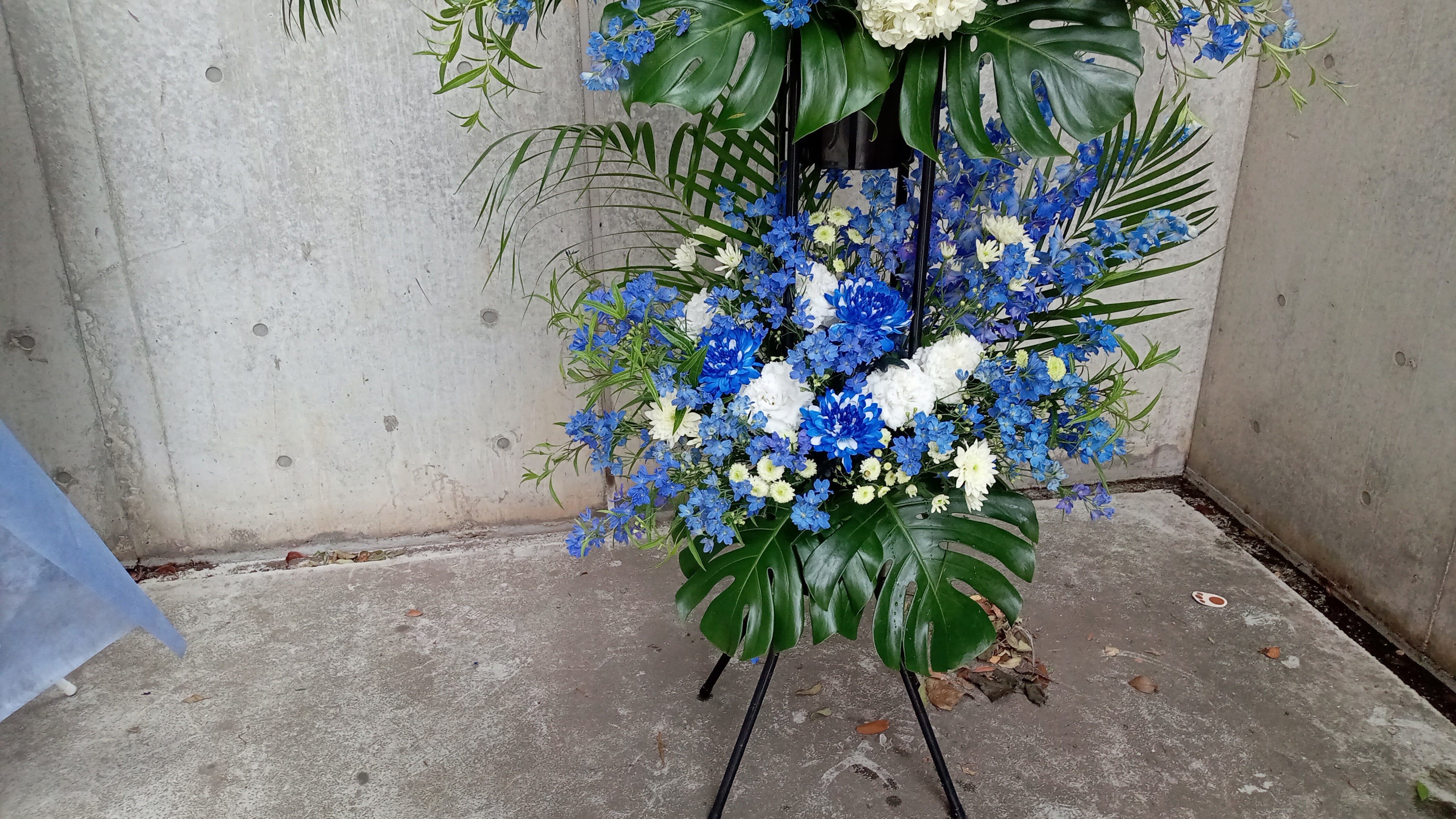 スタンド花「爽やかなブルー系のスタンド2段」お祝い花 フラワースタンド 青系 2段パイプ 開店祝 開業祝 出演祝