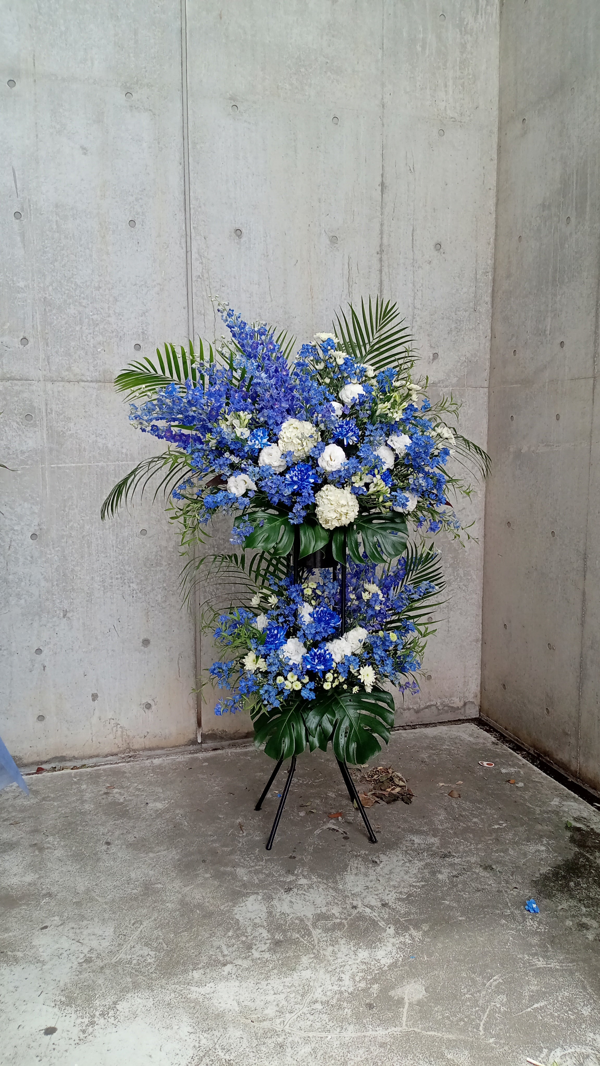 スタンド花「爽やかなブルー系のスタンド2段」お祝い花 フラワースタンド 青系 2段パイプ 開店祝 開業祝 出演祝