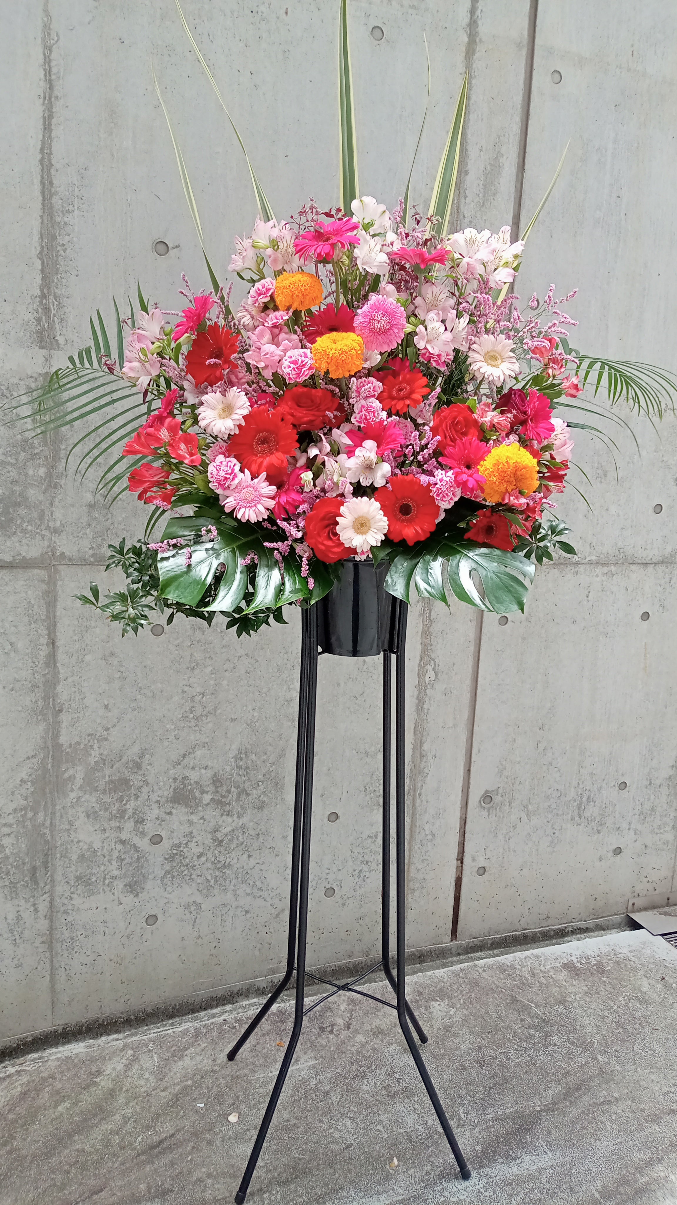 スタンド花「暖色系おまかせミックスカラースタンド1段」お祝い花 フラワースタンド レッド系MIX 赤 1段パイプ 開店祝い 開業祝い