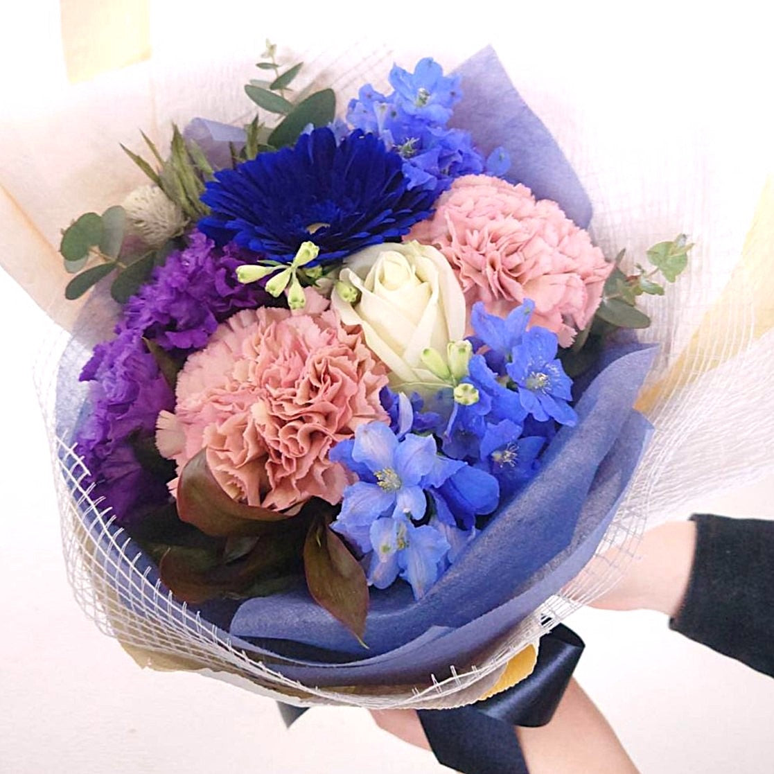 母の日 花束「シックで大人っぽい雰囲気のブルーパープルのMother'sブーケ」カーネーション 青 紫 ガーベラ トルコギキョウ