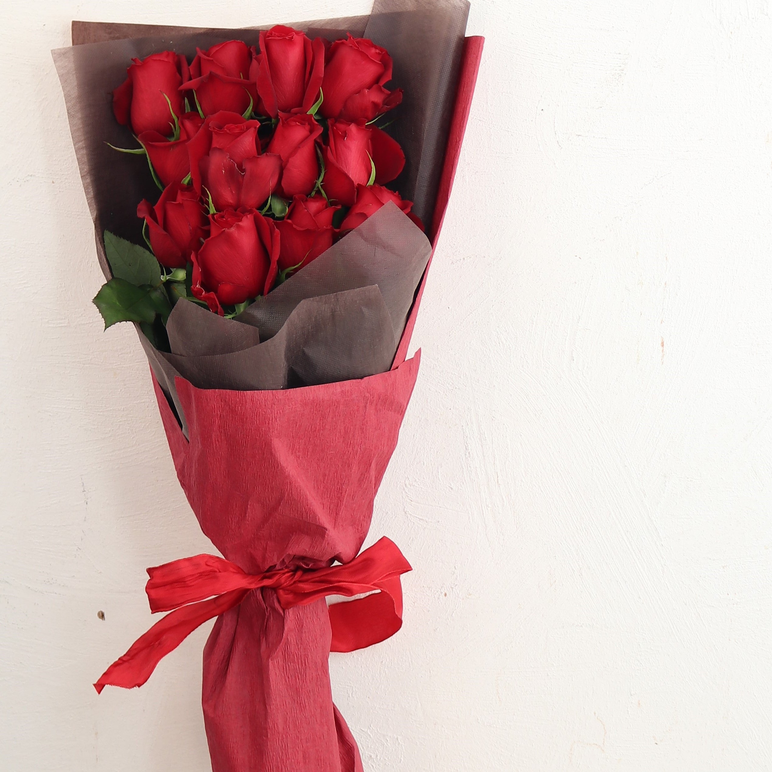 バラの花束「誓いの花束 巨大輪12本の赤バラブーケ」レッド系 ギフト プレゼント プロポーズ 2Lサイズ