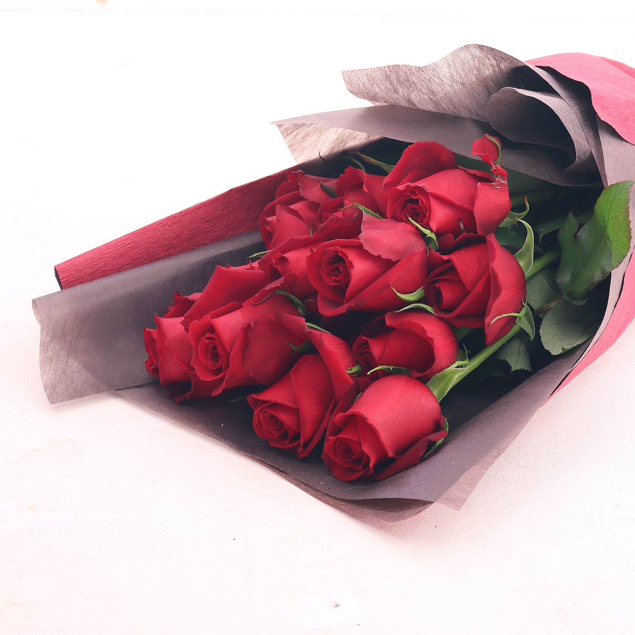 バラの花束「誓いの花束 巨大輪12本の赤バラブーケ」レッド系 ギフト プレゼント プロポーズ 2Lサイズ