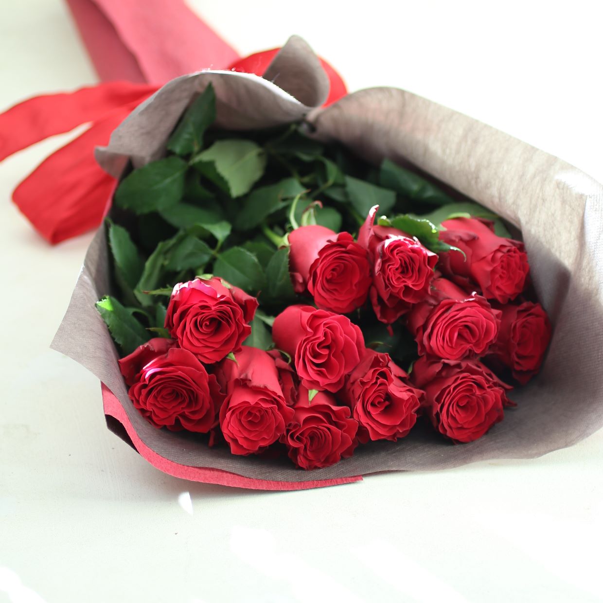 バラの花束「誓いの花束 12本の赤バラブーケ」レッド系 ギフト プレゼント プロポーズ Sサイズ