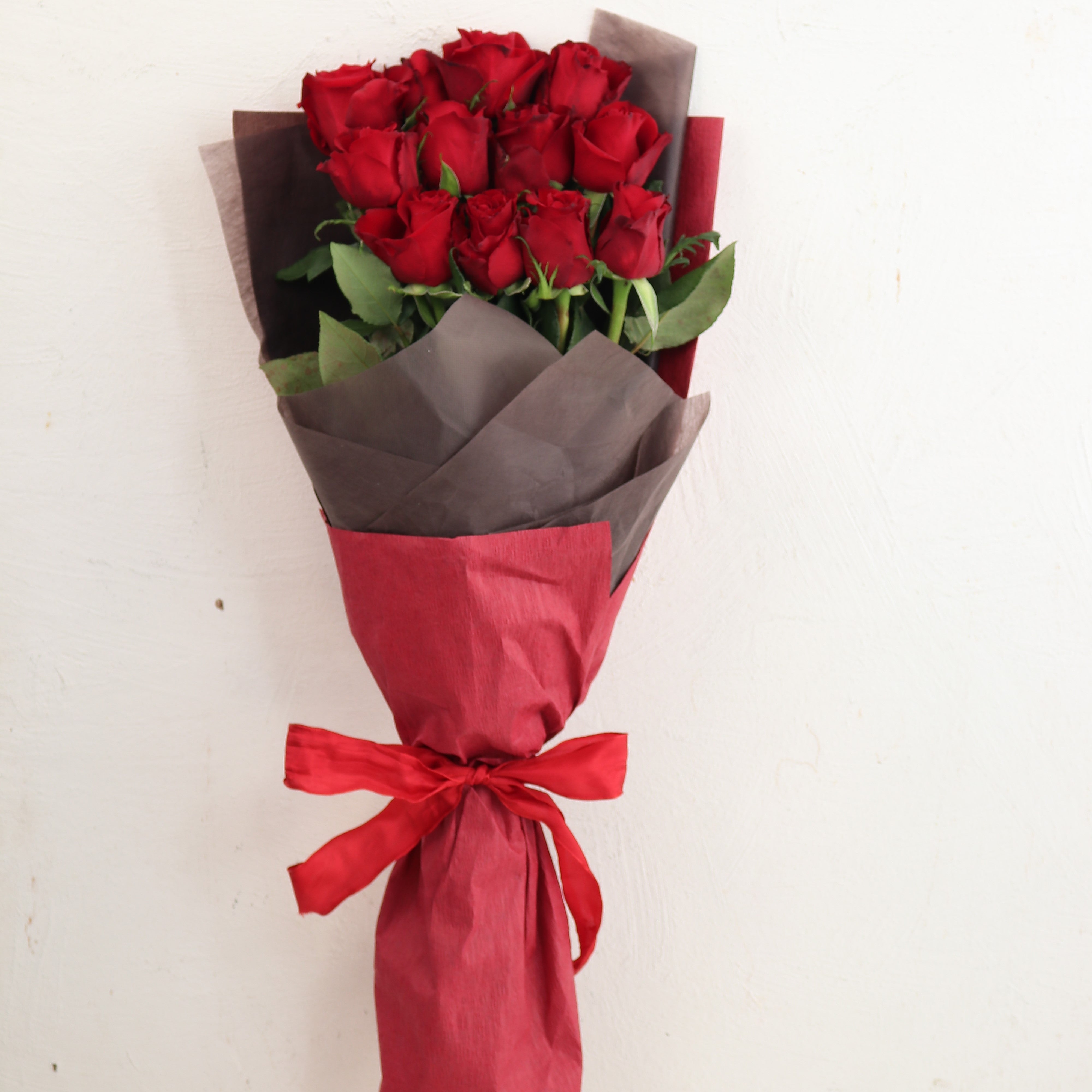 バラの花束「誓いの花束 大輪12本の赤バラブーケ」レッド系 ギフト プレゼント プロポーズ Mサイズ
