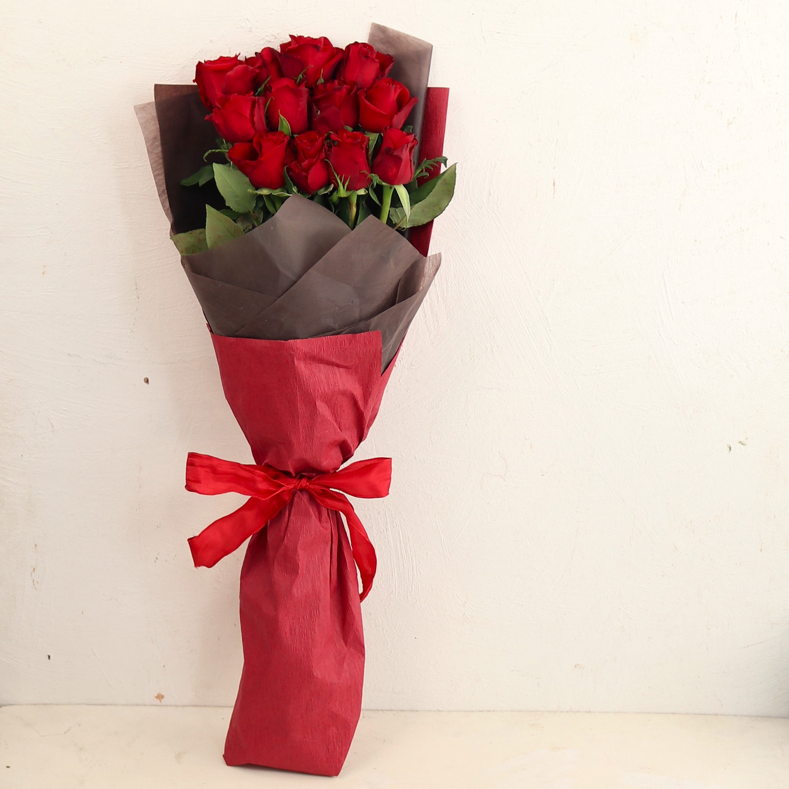 バラの花束「誓いの花束 大輪12本の赤バラブーケ」レッド系 ギフト プレゼント プロポーズ Mサイズ