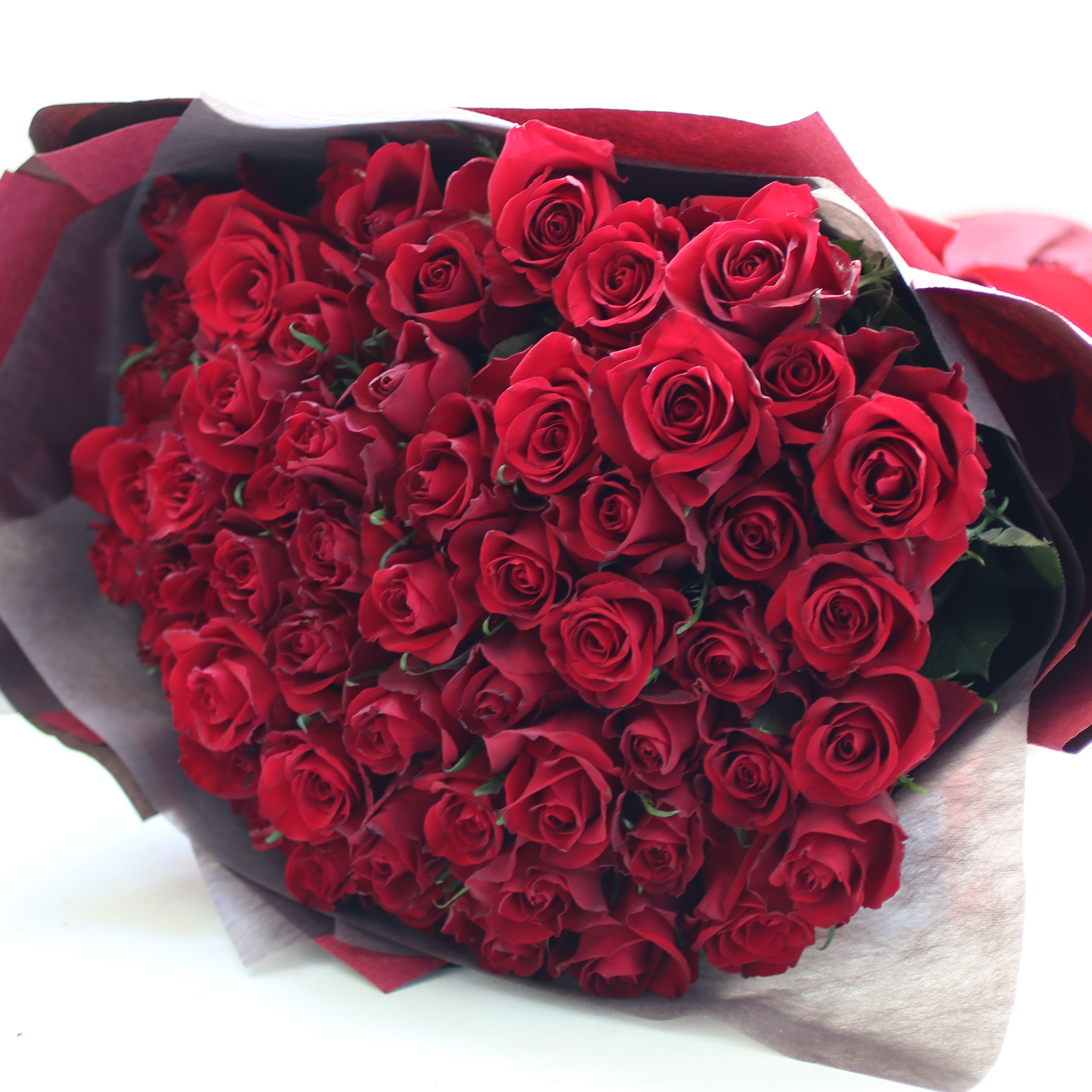 バラの花束「還暦祝い カップ咲き大輪 赤いバラ レッドエレガンスの花束60本」 赤 レッド系 還暦 お誕生日 プロポーズ 結婚式 Mサイズ