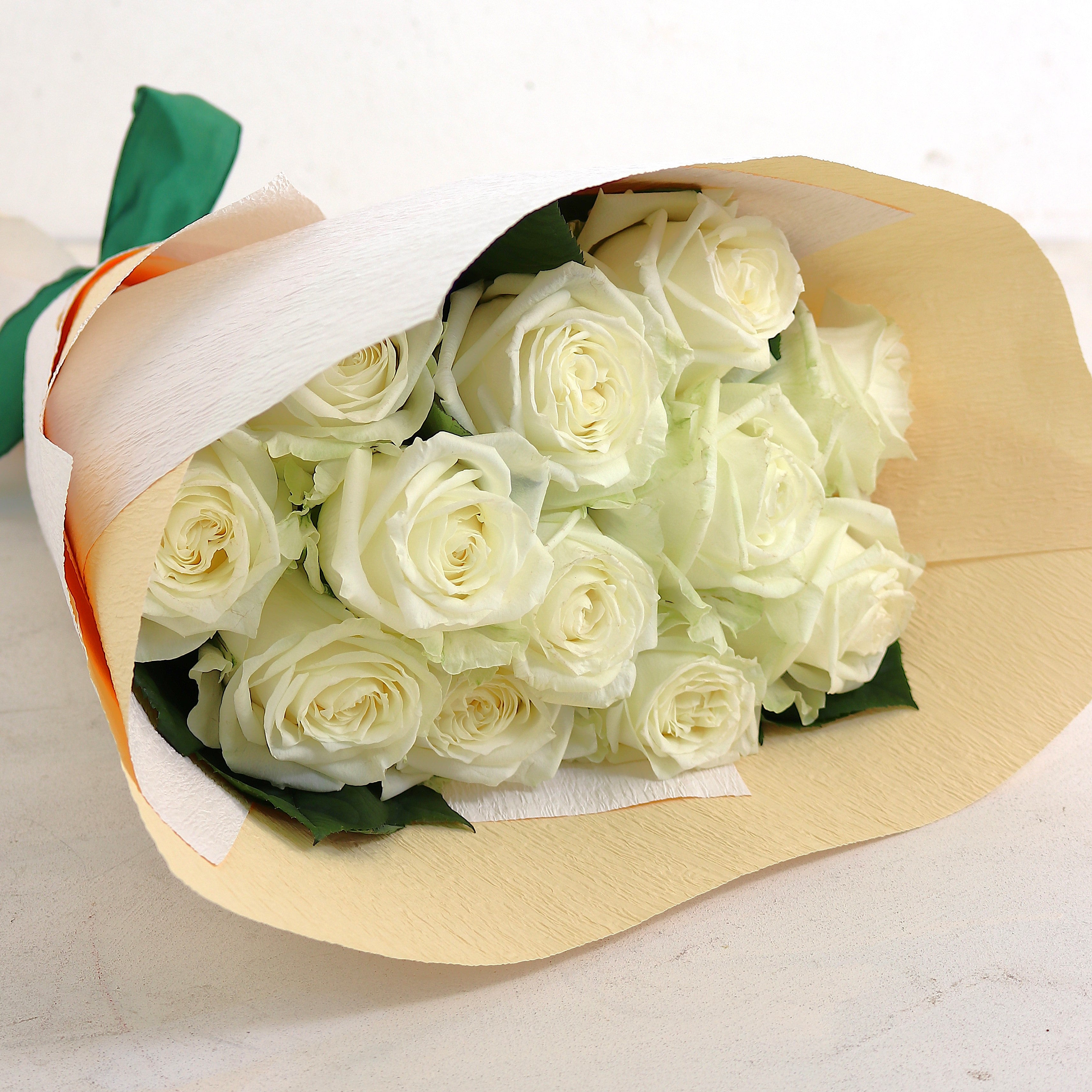 バラの花束「誓いの花束 大輪12本の白バラブーケ」ホワイト系 ギフト プレゼント プロポーズ Sサイズ