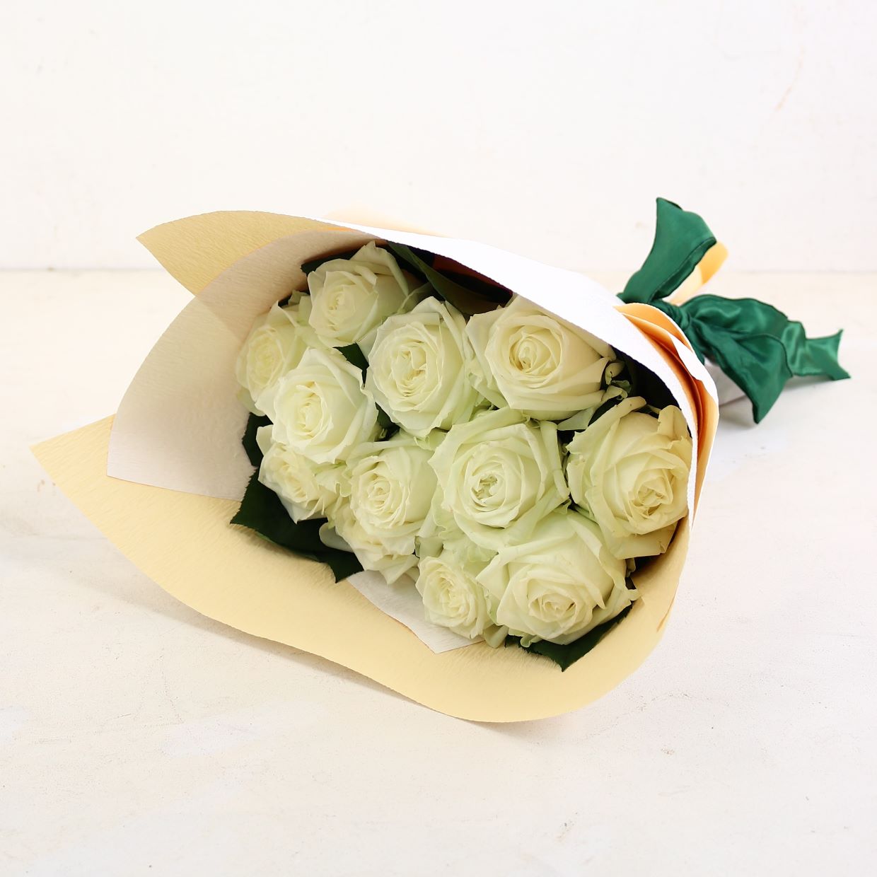 バラの花束「誓いの花束 大輪12本の白バラブーケ」ホワイト系 ギフト プレゼント プロポーズ Sサイズ