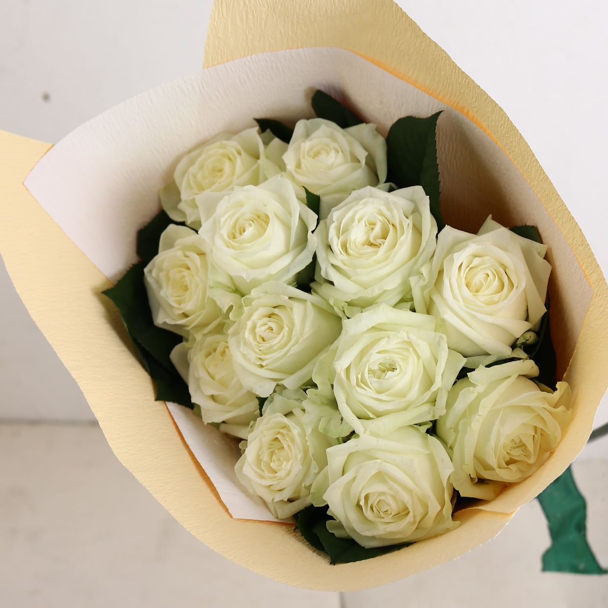 バラの花束「誓いの花束 大輪12本の白バラブーケ」ホワイト系 ギフト プレゼント プロポーズ Sサイズ