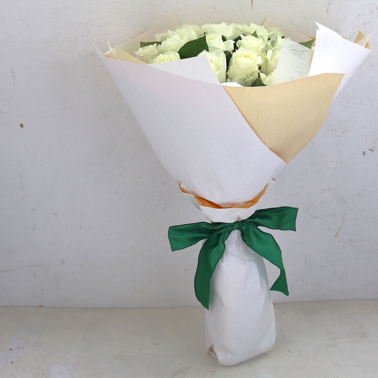 バラの花束「大輪30本の白バラブーケ」ホワイト系 ギフト プレゼント プロポーズ Mサイズ