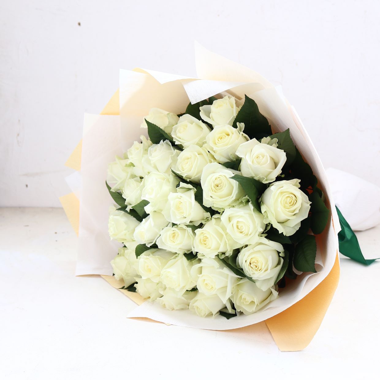 バラの花束「大輪30本の白バラブーケ」ホワイト系 ギフト プレゼント プロポーズ Mサイズ
