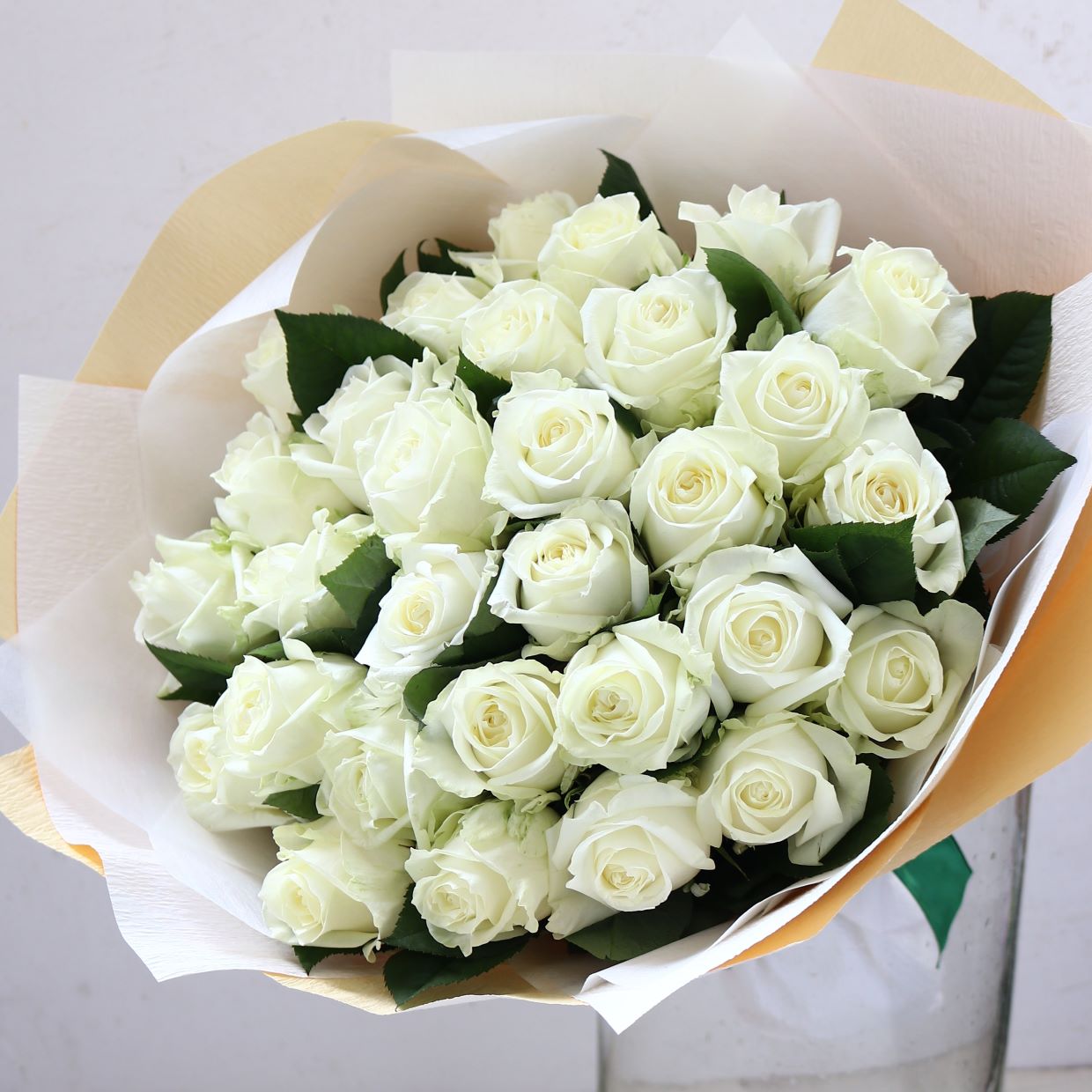 バラの花束「大輪30本の白バラブーケ」ホワイト系 ギフト プレゼント プロポーズ Mサイズ