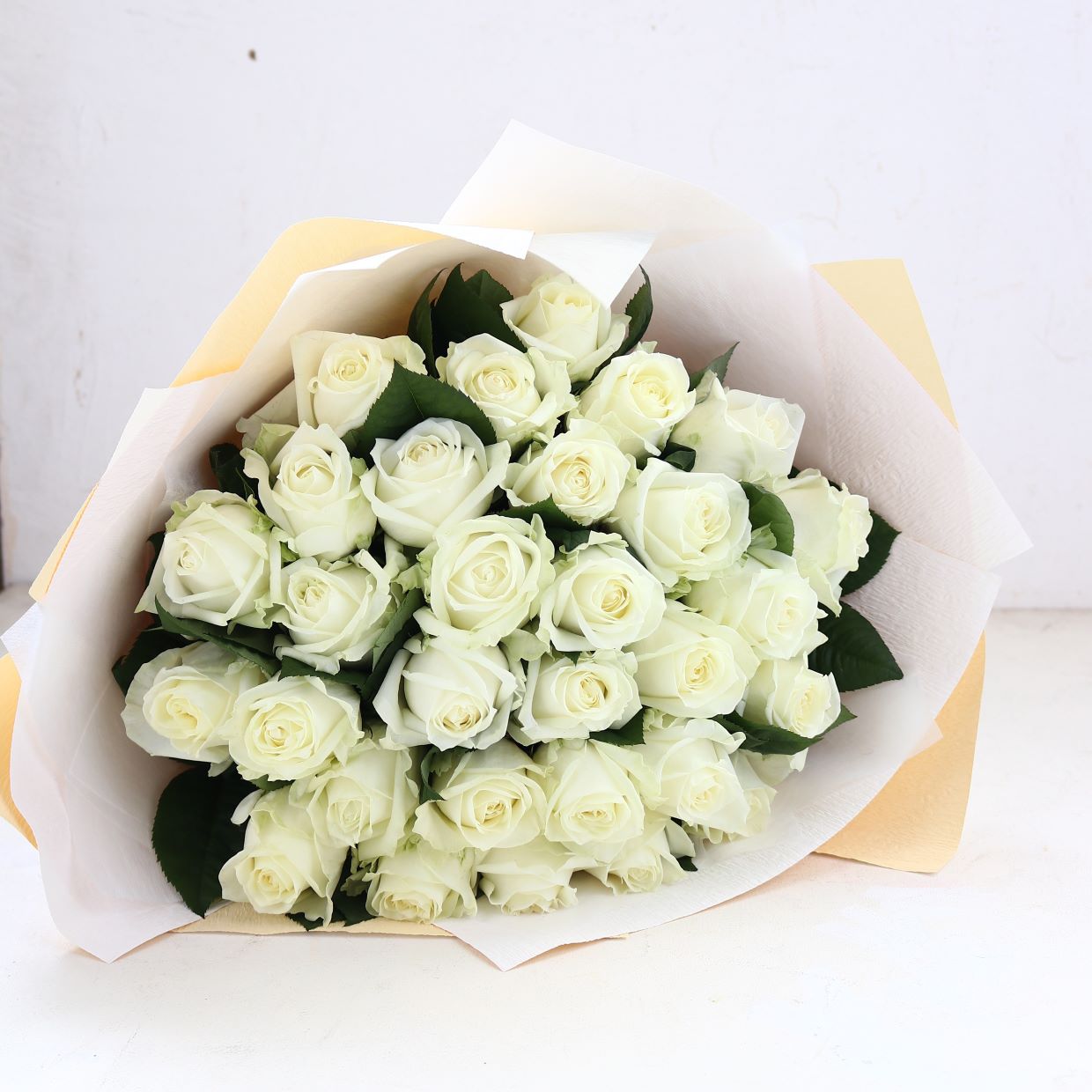 バラの花束「大輪30本の白バラブーケ」ホワイト系 ギフト プレゼント プロポーズ Mサイズ
