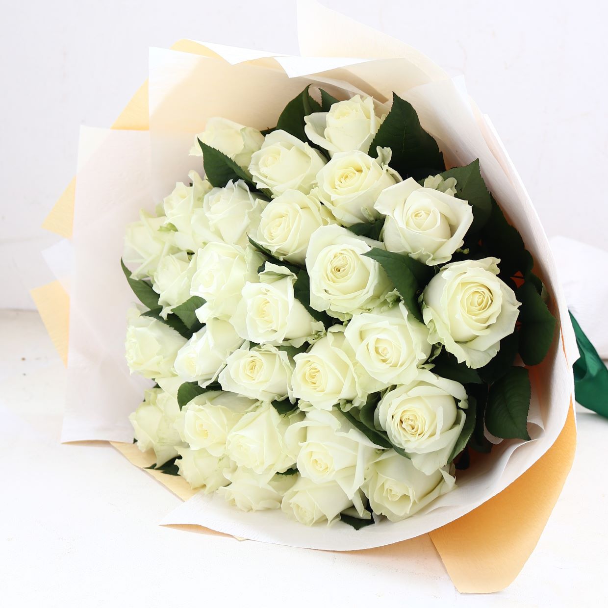 バラの花束「大輪30本の白バラブーケ」ホワイト系 ギフト プレゼント プロポーズ Mサイズ