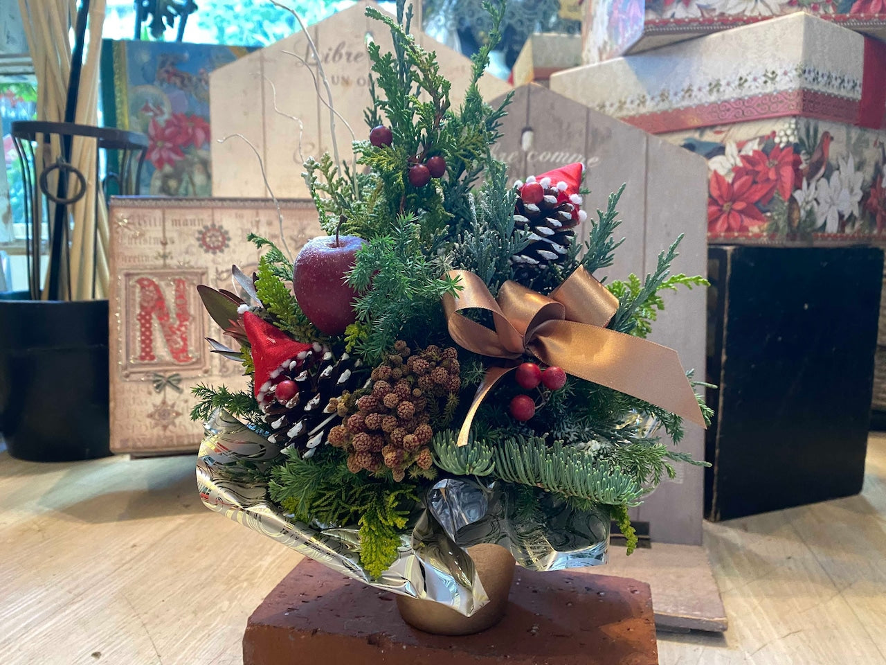 アレンジメント「クリスマスの妖精トゥントゥの宿るツリー」クリスマス ギフト お誕生日 お祝い