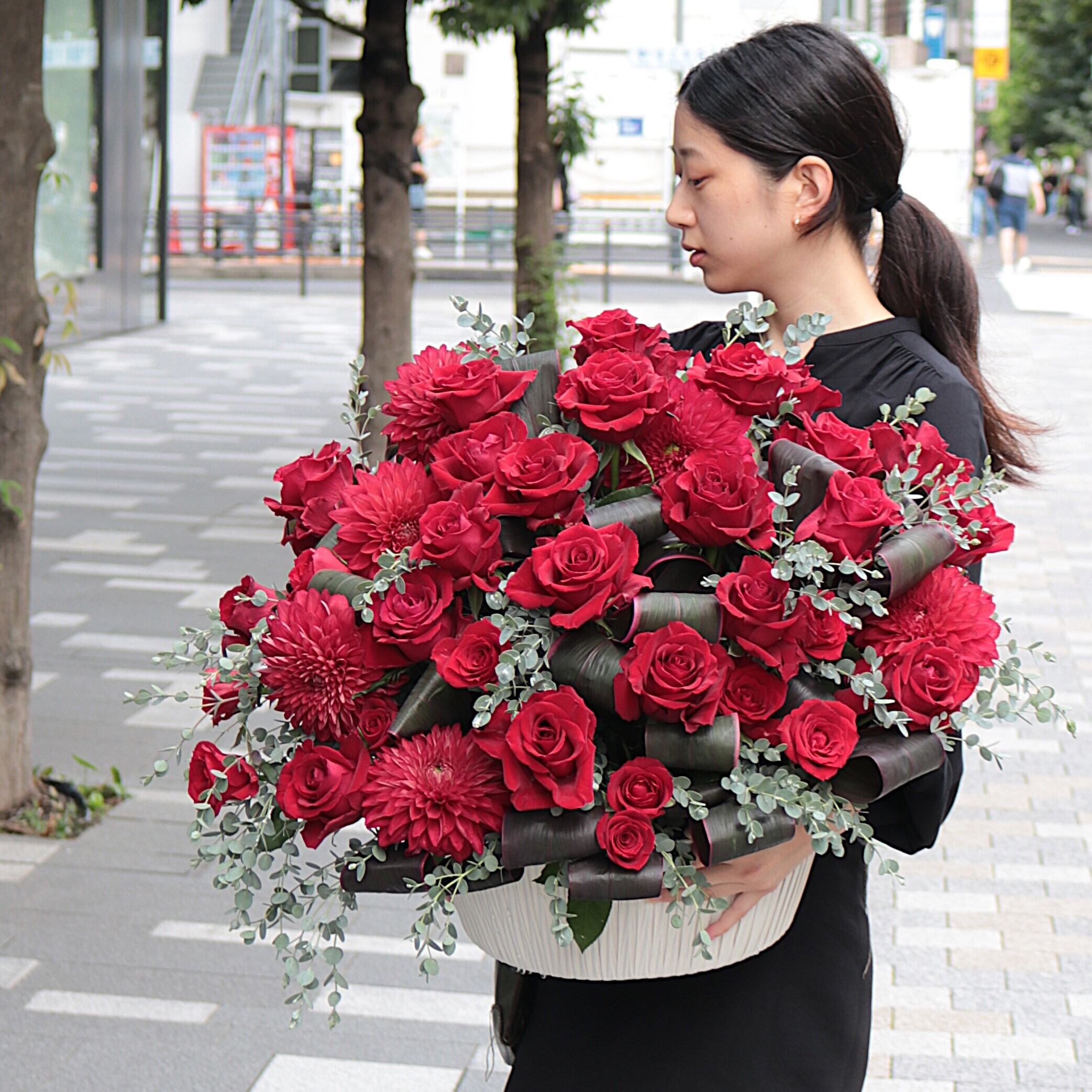 バラ アレンジメント「赤いバラのラウンドアレンジメント」 赤 レッド系 お誕生日 お祝い プロポーズ 結婚式 LLサイズ 60,000円(税別)