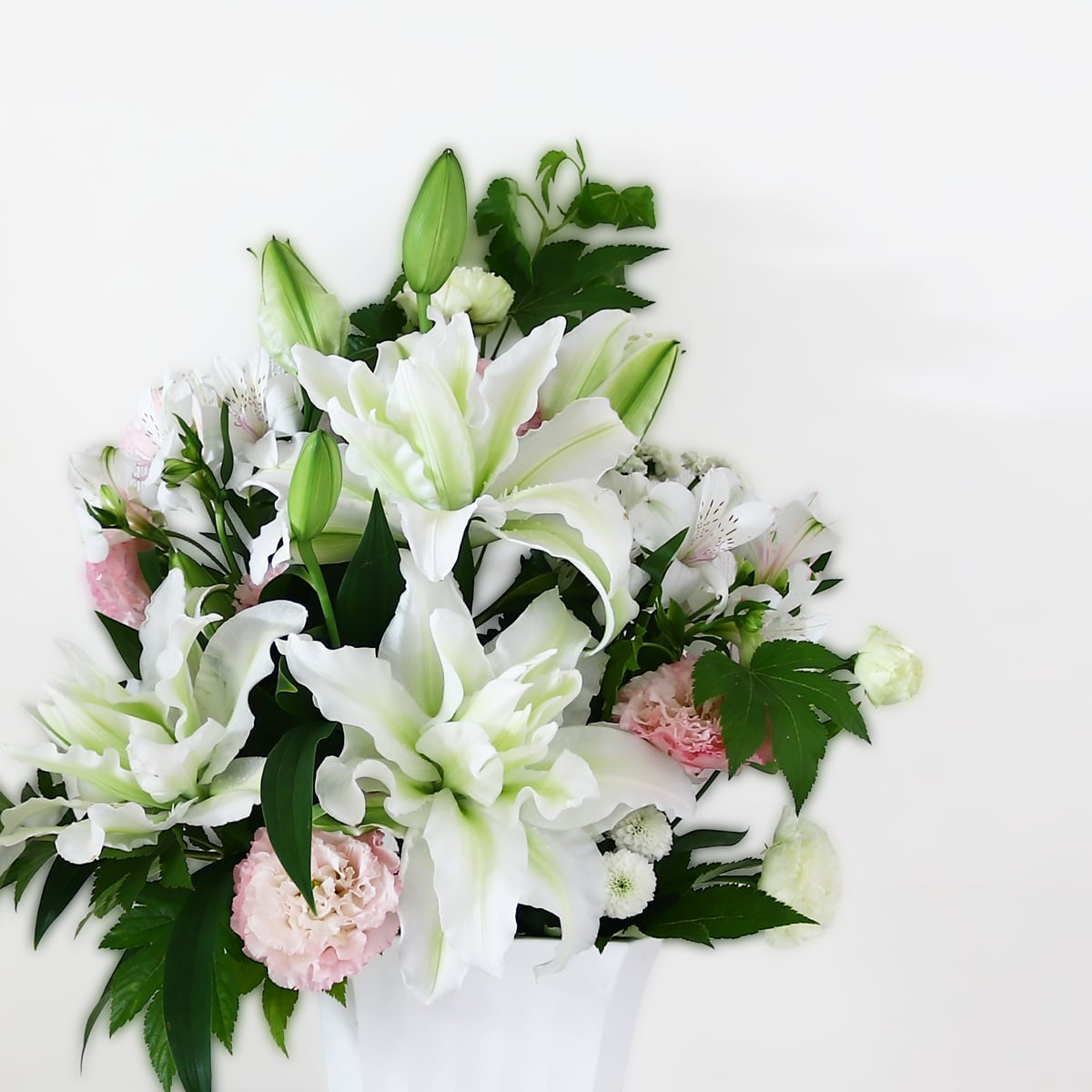 御供花 アレンジメント「白いユリと白桃色のお供え花」Lサイズ ユリ トルコギキョウ ホワイト グリーン ライトピンク 10000円(税別)