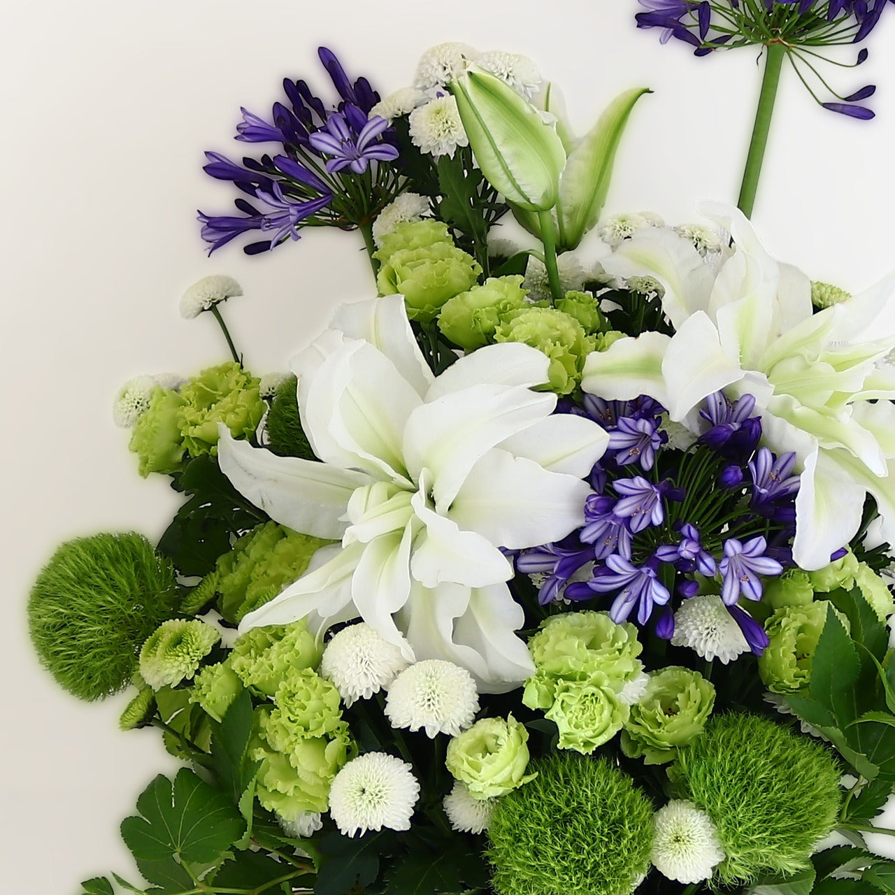御供花 アレンジメント「白いユリと白緑紫の小花を添えたお供え花」Lサイズ ユリ ホワイト グリーン パープル 15000円(税別)