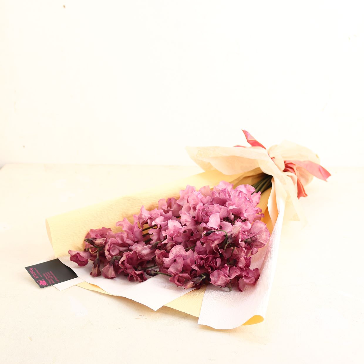 春の花束「香りのよい大人のスイートピーの花束 ボルドー系染25本」お誕生日 お祝い 卒業 入学 離職 就職 就任 Sサイズ ブーケ