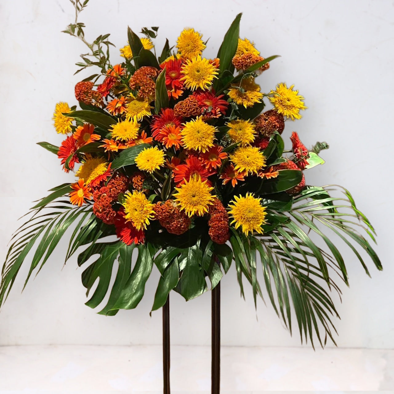 ヒマワリ　スタンド花「センス抜群！ヒマワリと赤系の花のスタンド１段」お祝い花　フラワースタンド　黄色オレンジ系MIX　１段パイプ　開店祝い　開業祝い　ひまわり　スタンドフラワー