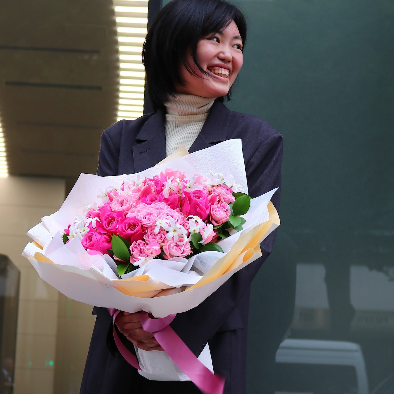 バラの花束「『うわぁっ、嬉しい！』が聞きたくて。とびきりピンクの幸せロマンチック・ローズブーケ」