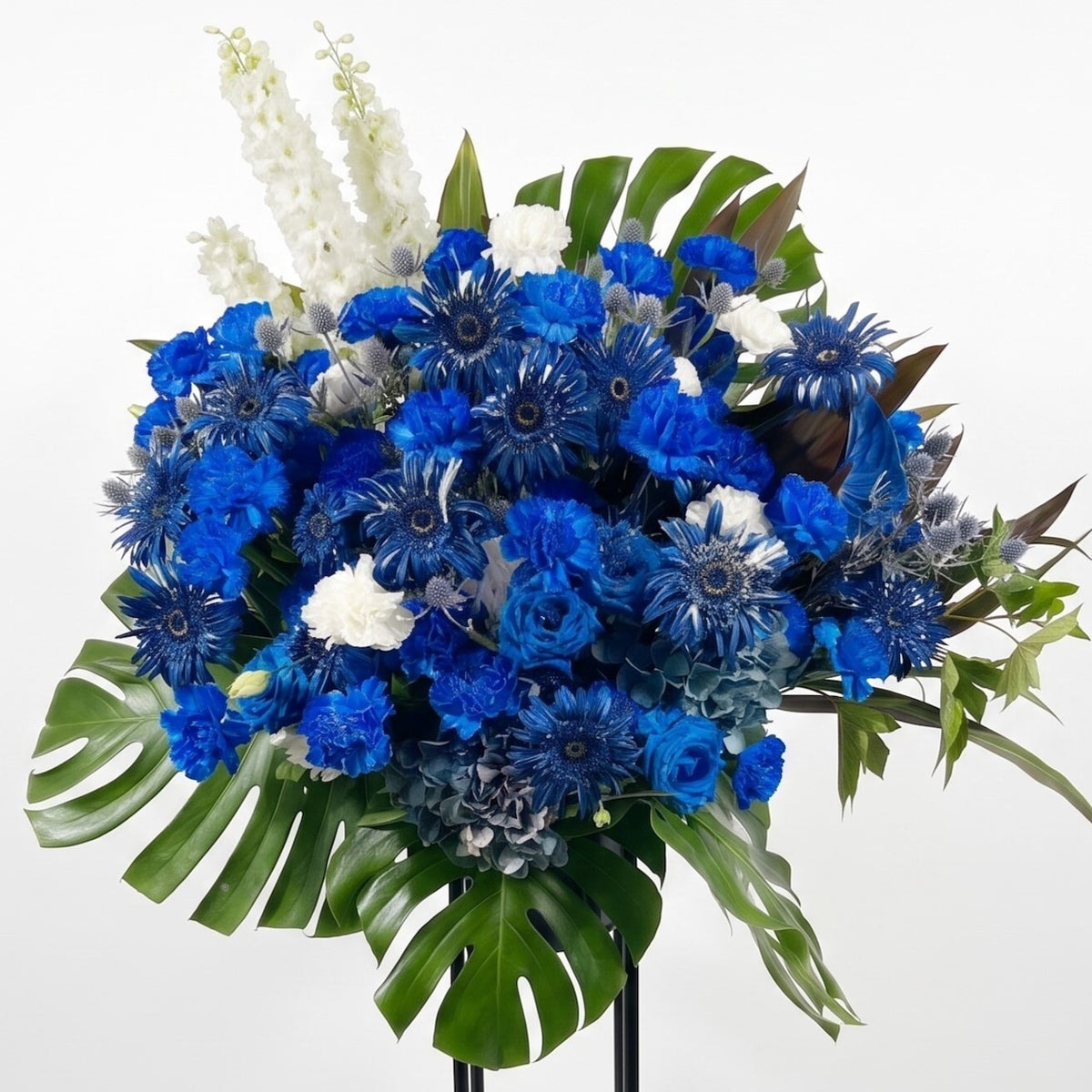 スタンド花 「青紫系 1段 ロイヤルブルー＆パープル 染めアンスリウム・バンダ仕立て」25,000円（税別） 開店祝い 開業祝い 公演祝い 出演祝い 移転祝い 六本木近隣配送無料 お祝い 青紫 Lサイズ