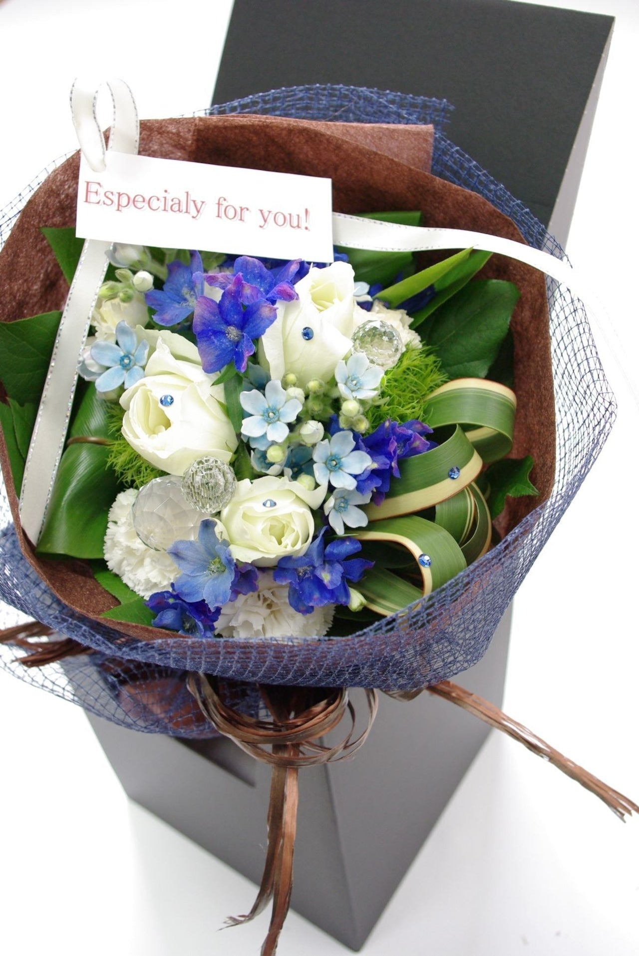 花束「感謝を伝えるバラと青と白のおしゃれでかっこいい花束 送別会・ 退職ブーケ」ブルーホワイト系　Sサイズ  ブーケ　ギフト　贈り物　送別　退職　お誕生日　税別5,000円