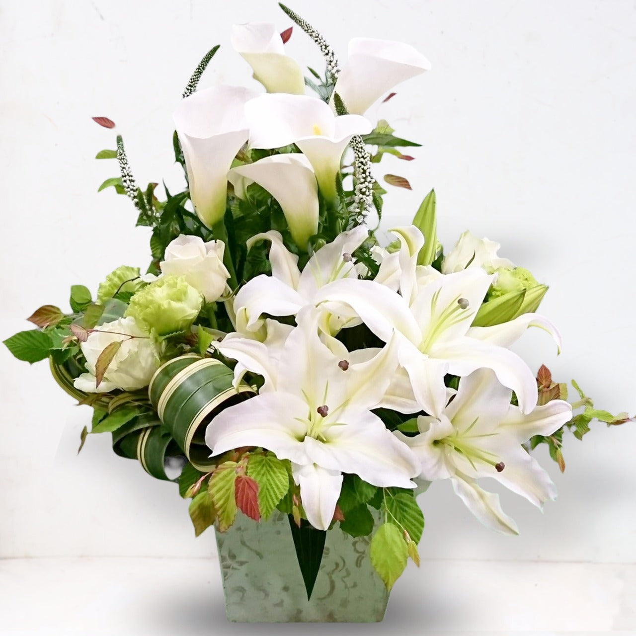 御供花　アレンジメント「白いユリとカラーの白緑のお供え花」Lサイズ　ユリ　カラー　ホワイト　グリーン　10000円（税別）