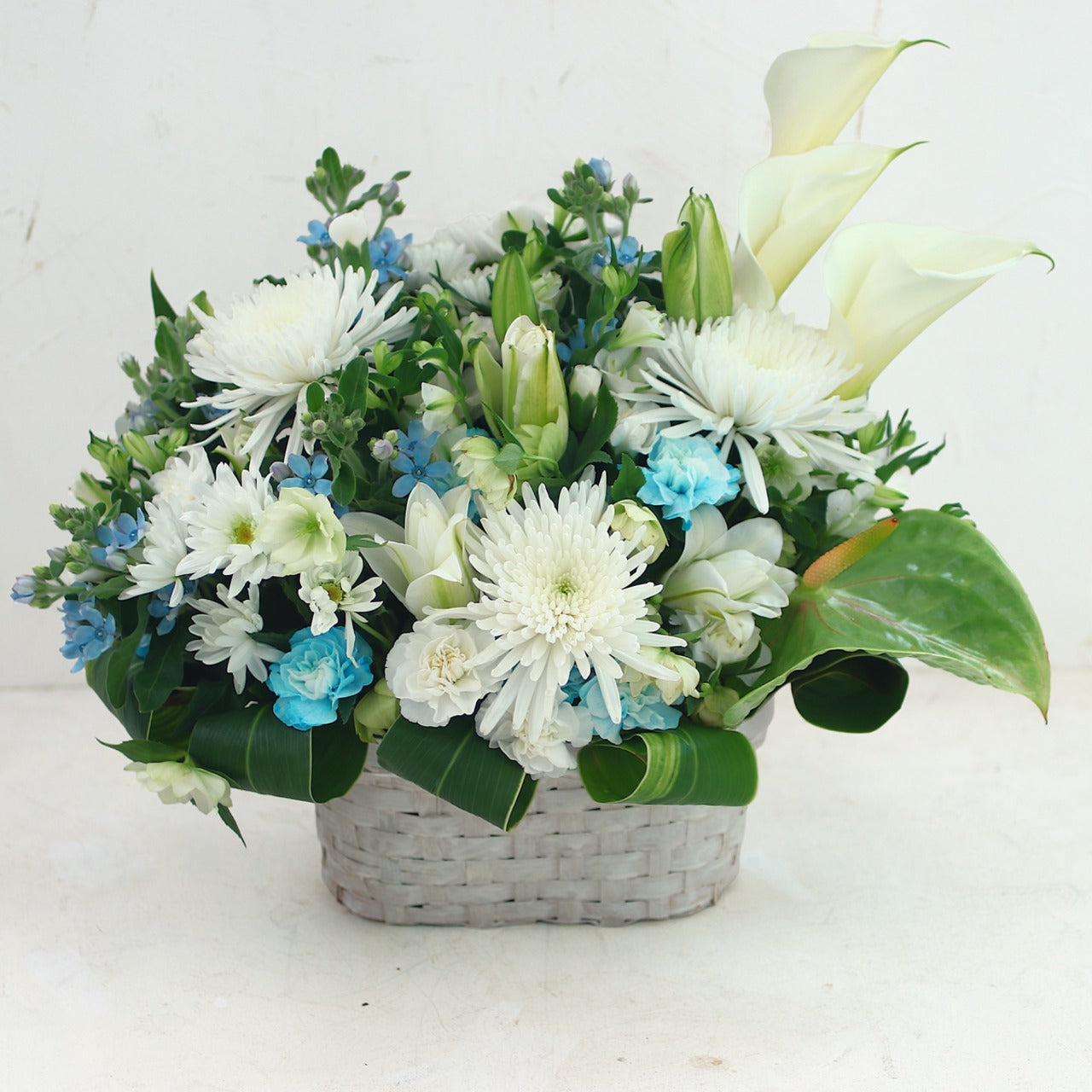 御供花　アレンジメント「白いマムとカラーの白水色のお供え花」Lサイズ　マム　カラー　ホワイト　ライトブルー　15000円（税別）