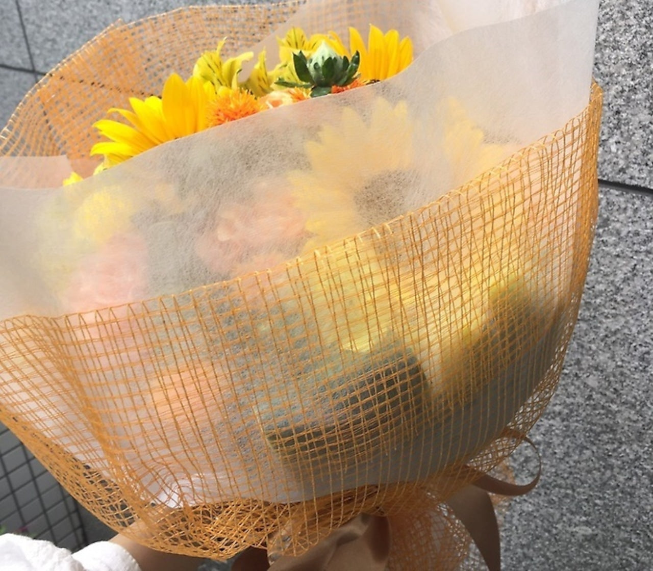 ヒマワリ 花束「ヒマワリの入ったビタミンカラーの元気いっぱいブーケ」カーネーション ヒマワリ