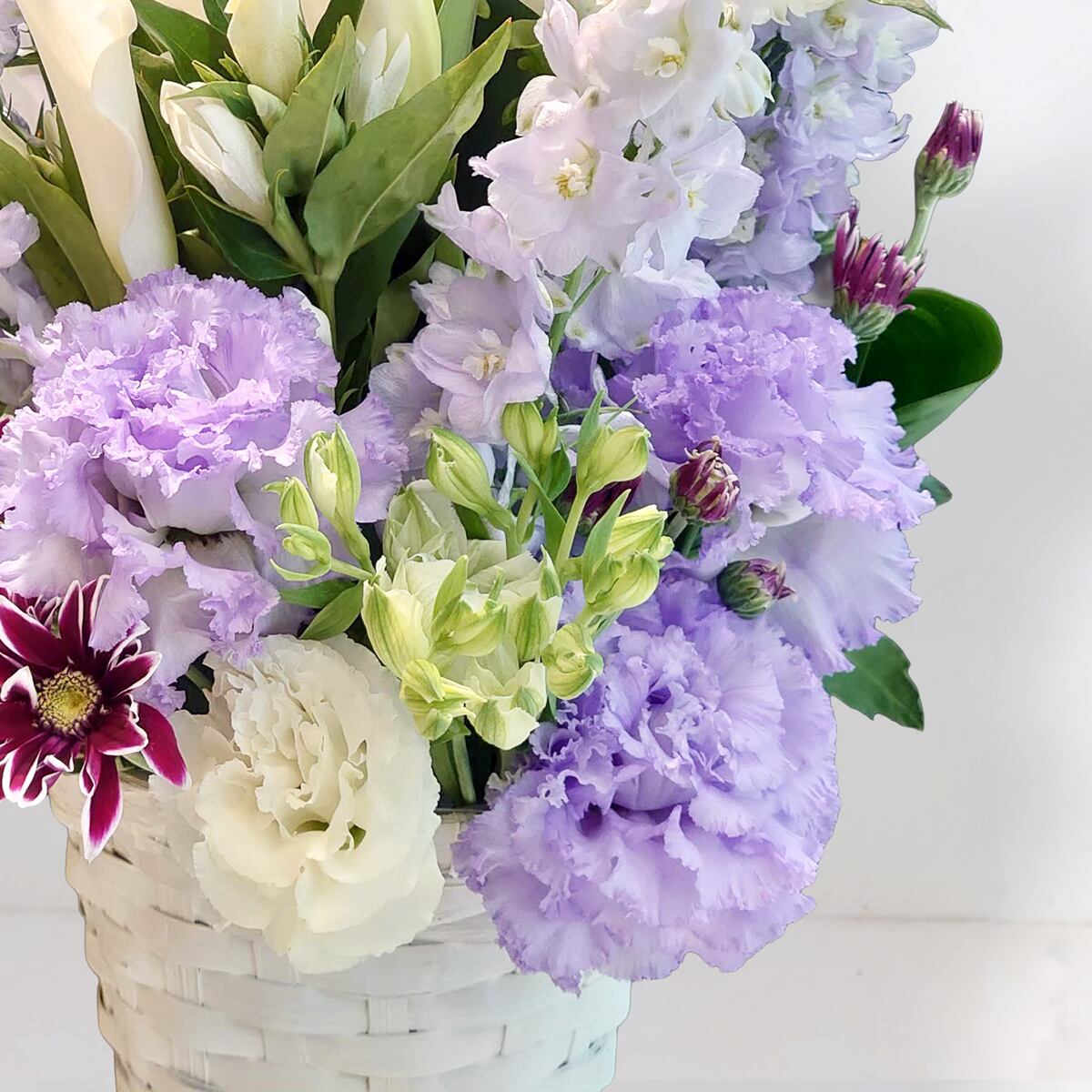 御供花　アレンジメント「白いカラーと紫のトルコギキョウのお供え花」Lサイズ　カラー　トルコギキョウ　ホワイト　パープル　ラベンダー　15000円（税別）