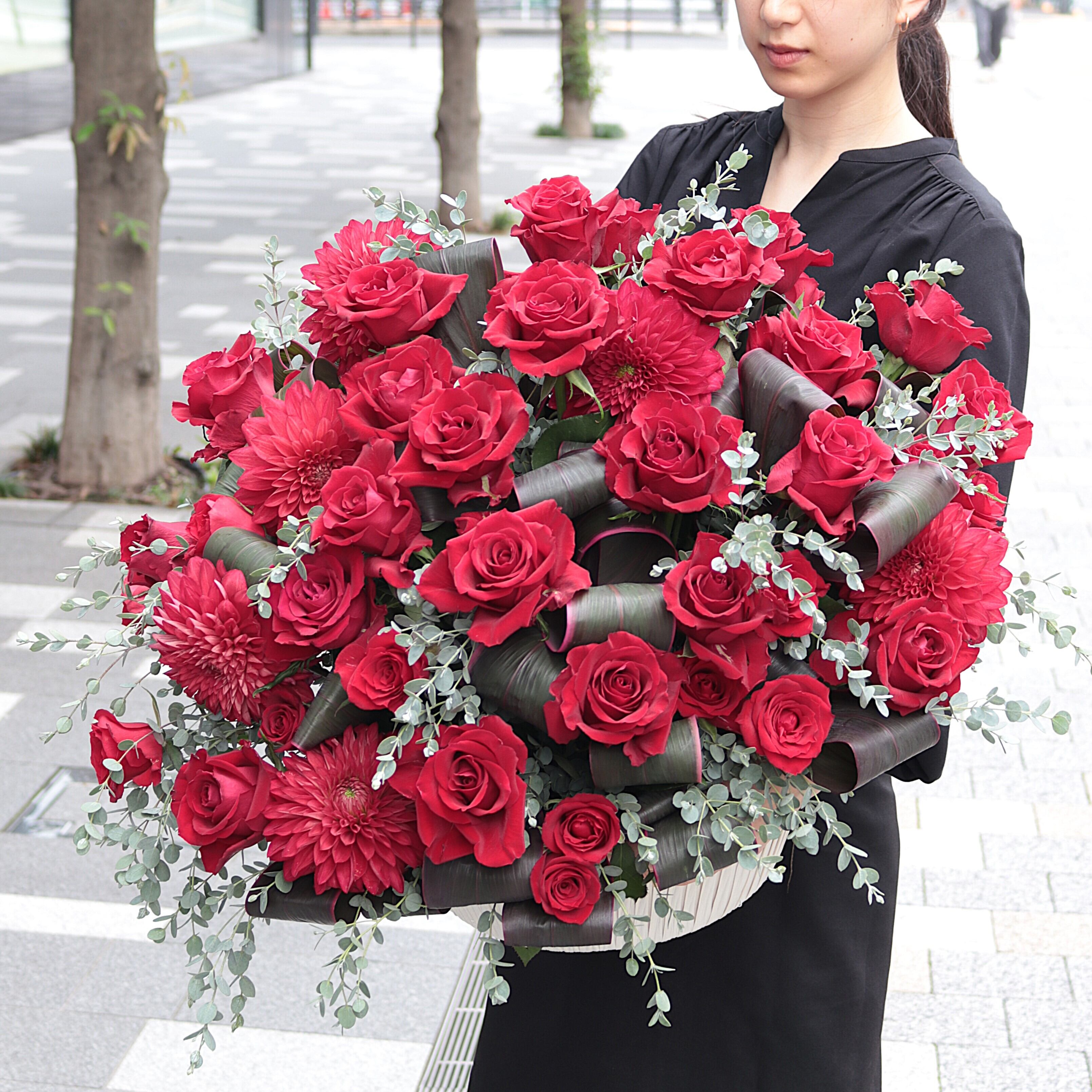 バラ アレンジメント「赤いバラのラウンドアレンジメント」 赤 レッド系 お誕生日 お祝い プロポーズ 結婚式 LLサイズ 60,000円（税別）