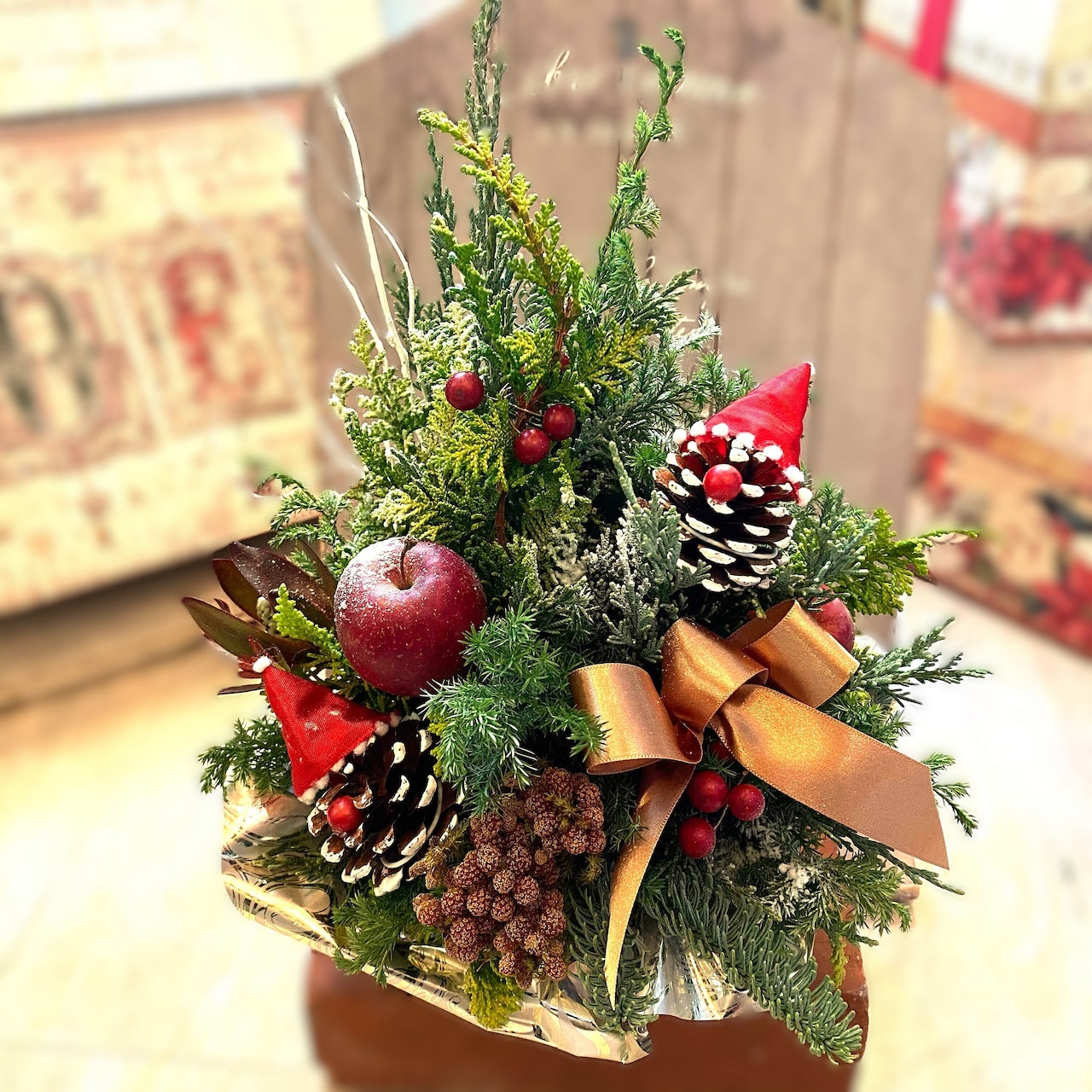 アレンジメント「クリスマスの妖精トゥントゥの宿るツリー」クリスマス ギフト お誕生日 お祝い