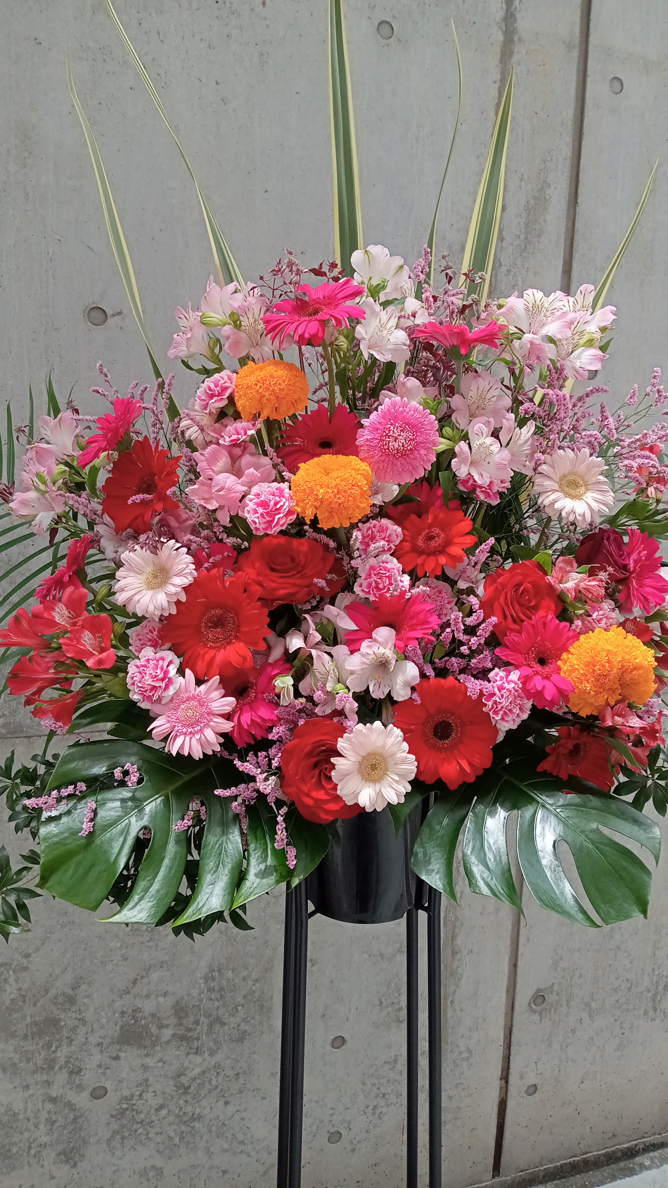 スタンド花「暖色系おまかせミックスカラースタンド１段」お祝い花　フラワースタンド　レッド系MIX　赤　１段パイプ　開店祝い　開業祝い
