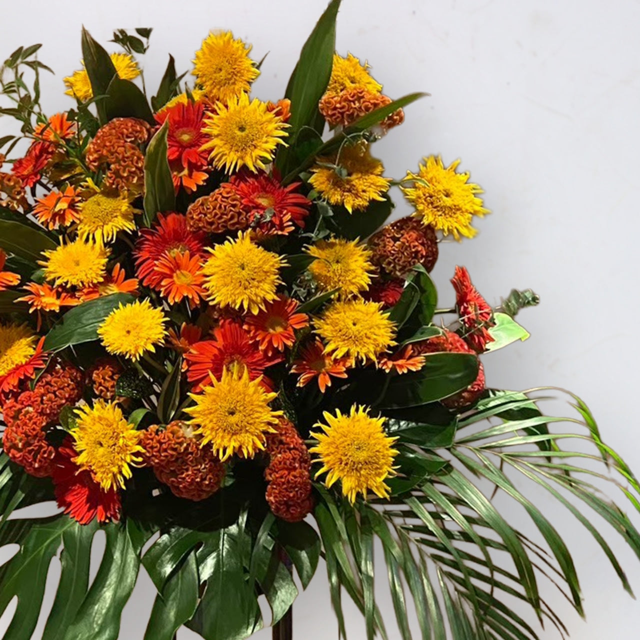 ヒマワリ　スタンド花「センス抜群！ヒマワリと赤系の花のスタンド１段」お祝い花　フラワースタンド　黄色オレンジ系MIX　１段パイプ　開店祝い　開業祝い　ひまわり　スタンドフラワー