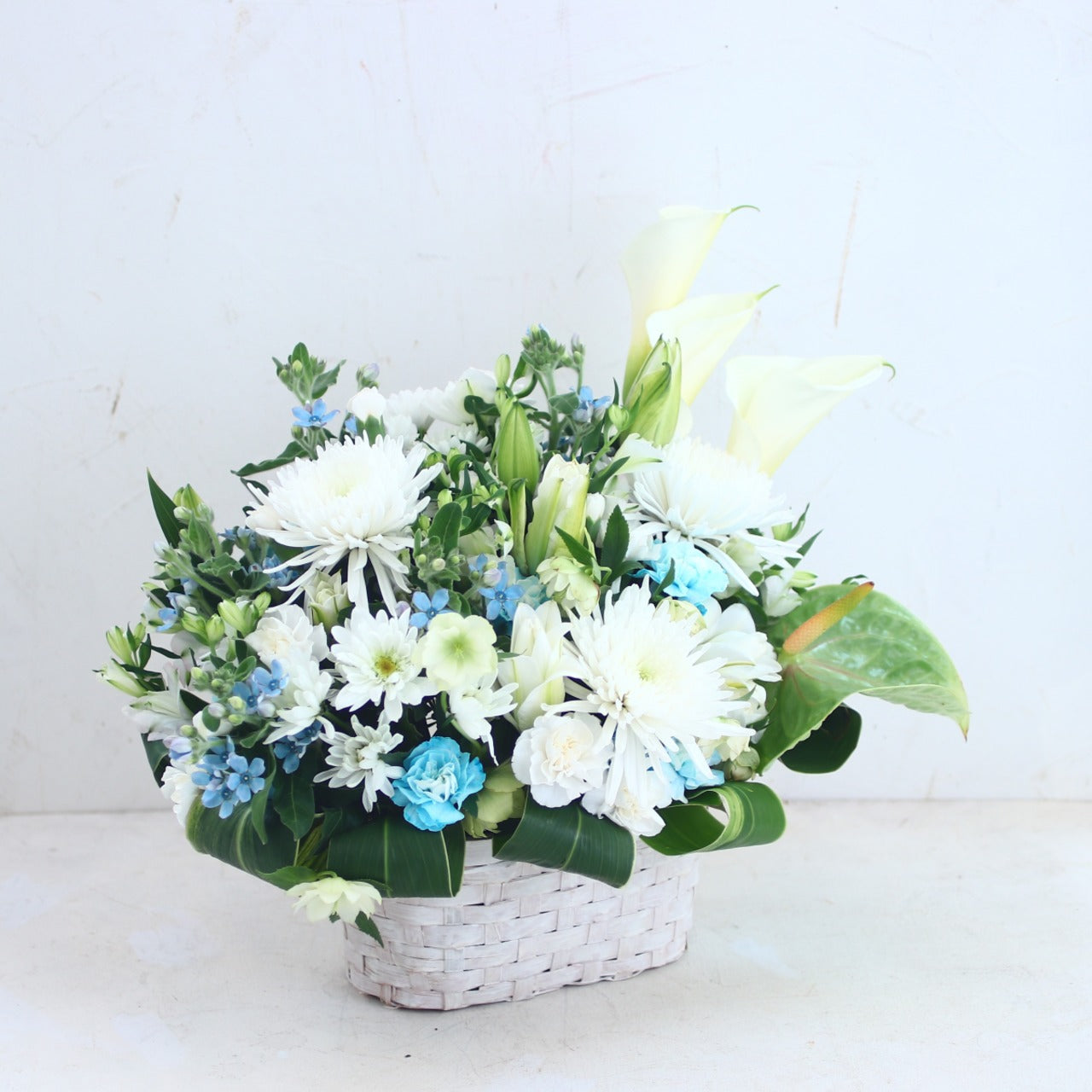 御供花　アレンジメント「白いマムとカラーの白水色のお供え花」Lサイズ　マム　カラー　ホワイト　ライトブルー　15000円（税別）