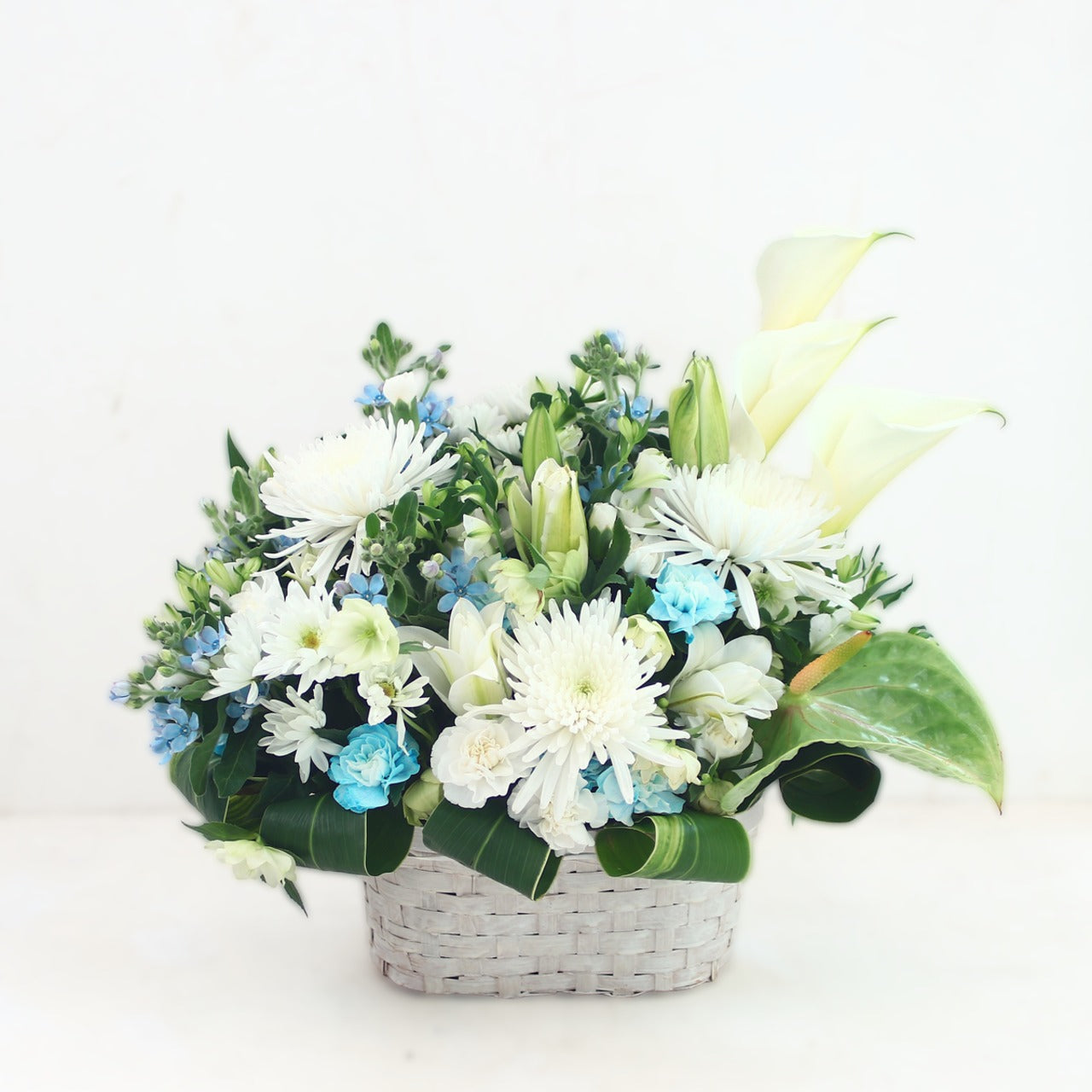 御供花　アレンジメント「白いマムとカラーの白水色のお供え花」Lサイズ　マム　カラー　ホワイト　ライトブルー　15000円（税別）