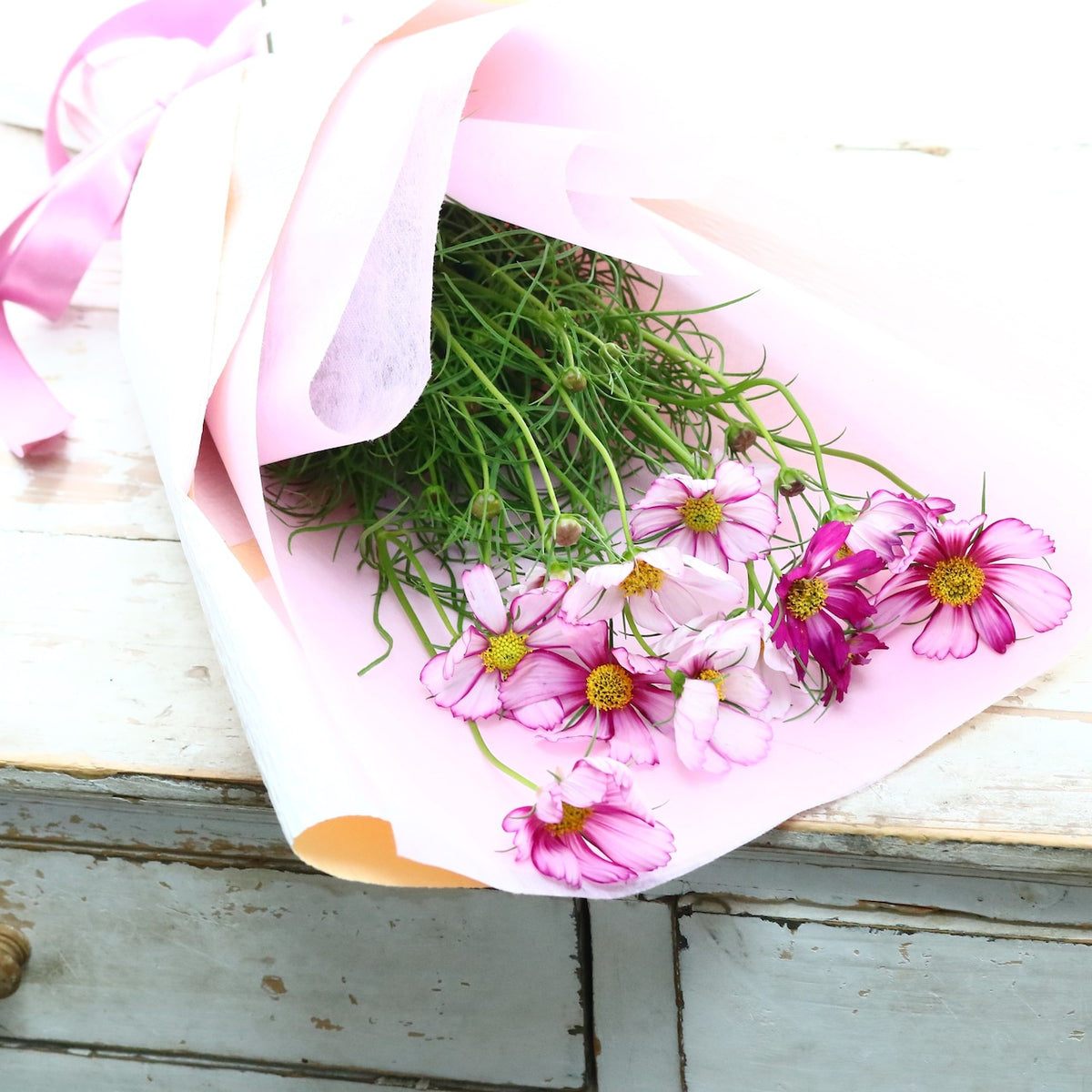 花束「秋風に揺れる可憐な花束　秋桜（コスモス）の花束 10本」 5,500円（税込） 誕生日 記念日 発表会 お祝い 六本木配送無料 ギフト 生花