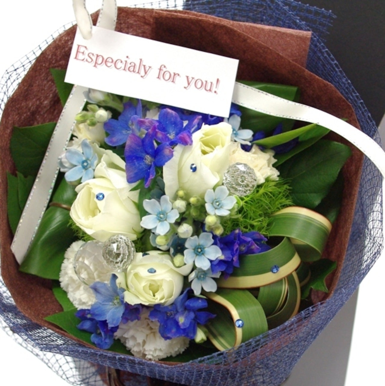 花束「感謝を伝えるバラと青と白のおしゃれでかっこいい花束 送別会・ 退職ブーケ」ブルーホワイト系　Sサイズ  ブーケ　ギフト　贈り物　送別　退職　お誕生日　税別5,000円