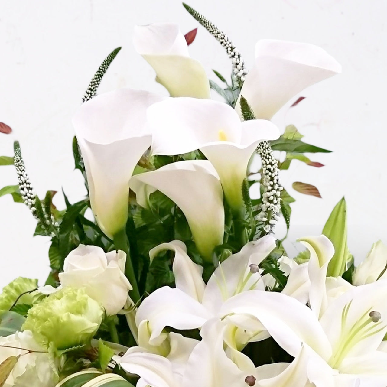 御供花　アレンジメント「白いユリとカラーの白緑のお供え花」Lサイズ　ユリ　カラー　ホワイト　グリーン　10000円（税別）