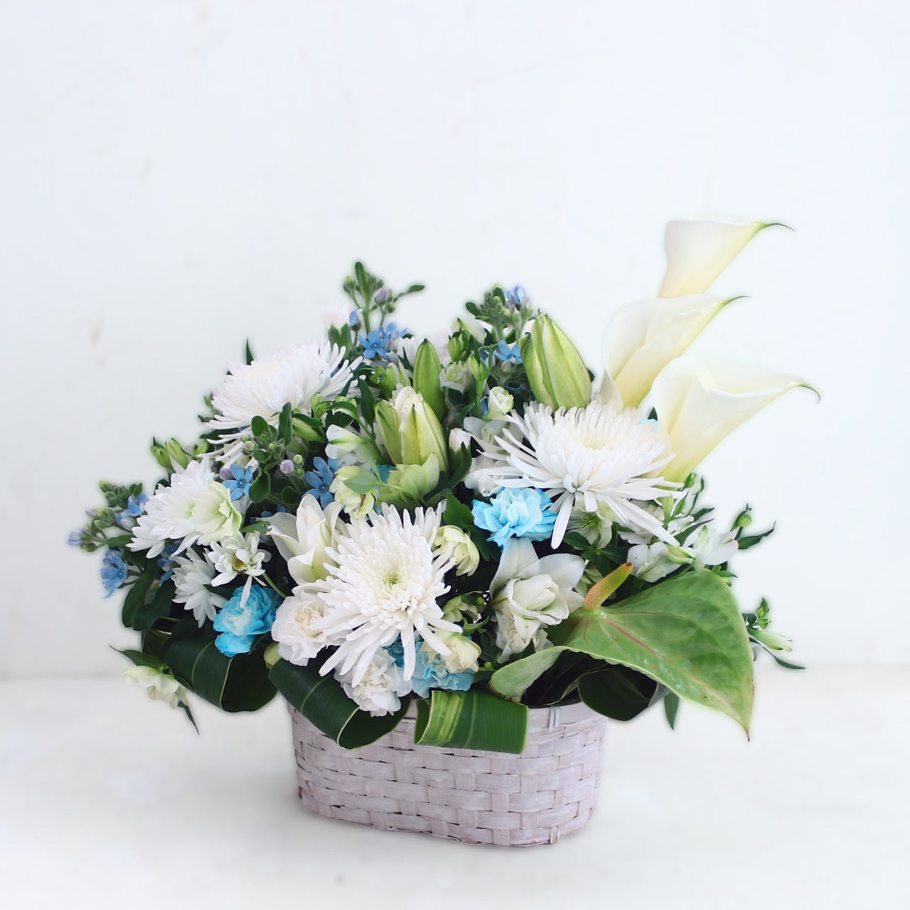 御供花　アレンジメント「白いマムとカラーの白水色のお供え花」Lサイズ　マム　カラー　ホワイト　ライトブルー　15000円（税別）