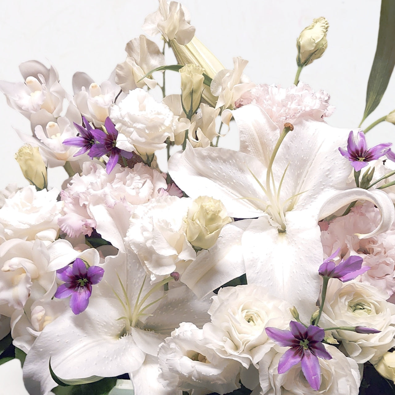 御供花　アレンジメント「白いユリとシンビジウムの白紫のお供え花」Lサイズ　ユリ　シンビジウム　ホワイト　パープル　15000円（税別）